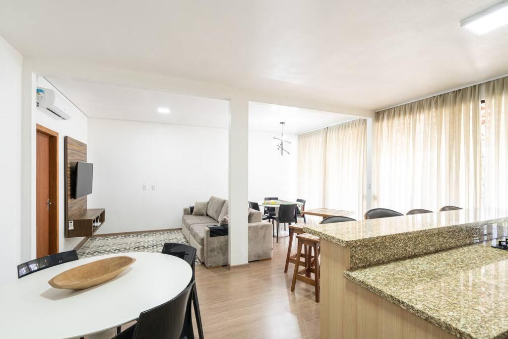 Casa ampla e confortável 3 Quartos, Churrasqueira, Cozinha completa, Ar condicionado, Wi-Fi, 300m da Praia, 3 vagas de garagem, a 4,2 quilometros do Beto C