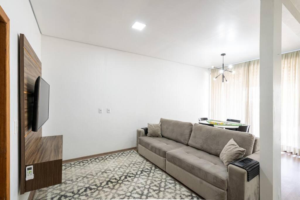Casa ampla e confortável 3 Quartos, Churrasqueira, Cozinha completa, Ar condicionado, Wi-Fi, 300m da Praia, 3 vagas de garagem, a 4,2 quilometros do Beto C