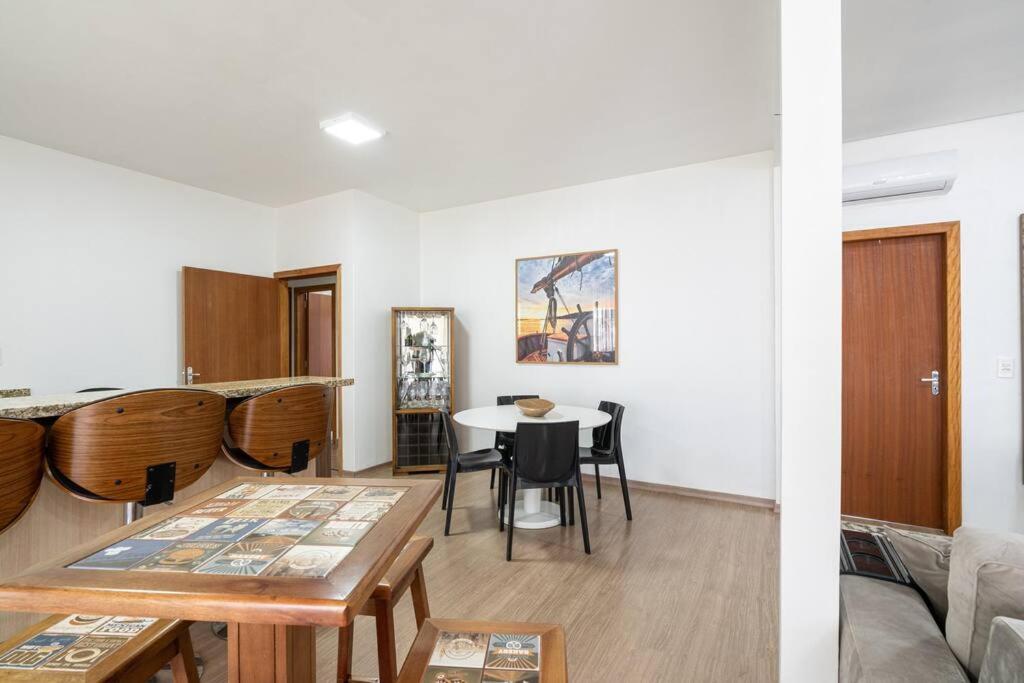 Casa ampla e confortável 3 Quartos, Churrasqueira, Cozinha completa, Ar condicionado, Wi-Fi, 300m da Praia, 3 vagas de garagem, a 4,2 quilometros do Beto C