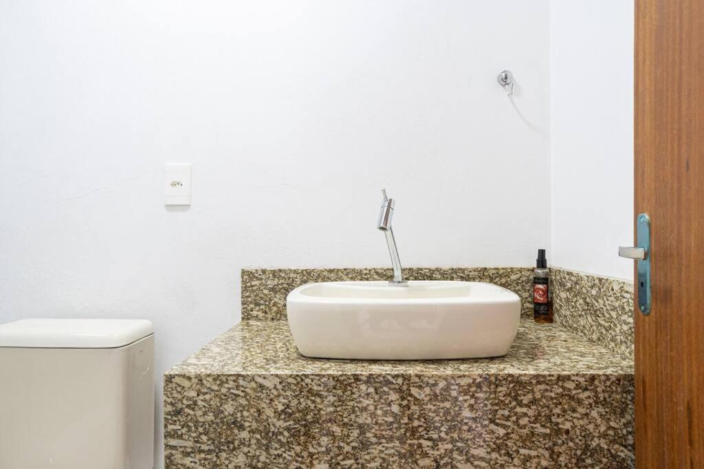 Casa ampla e confortável 3 Quartos, Churrasqueira, Cozinha completa, Ar condicionado, Wi-Fi, 300m da Praia, 3 vagas de garagem, a 4,2 quilometros do Beto C