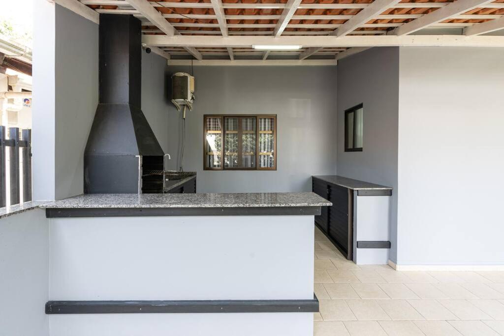 Casa ampla e confortável 3 Quartos, Churrasqueira, Cozinha completa, Ar condicionado, Wi-Fi, 300m da Praia, 3 vagas de garagem, a 4,2 quilometros do Beto C