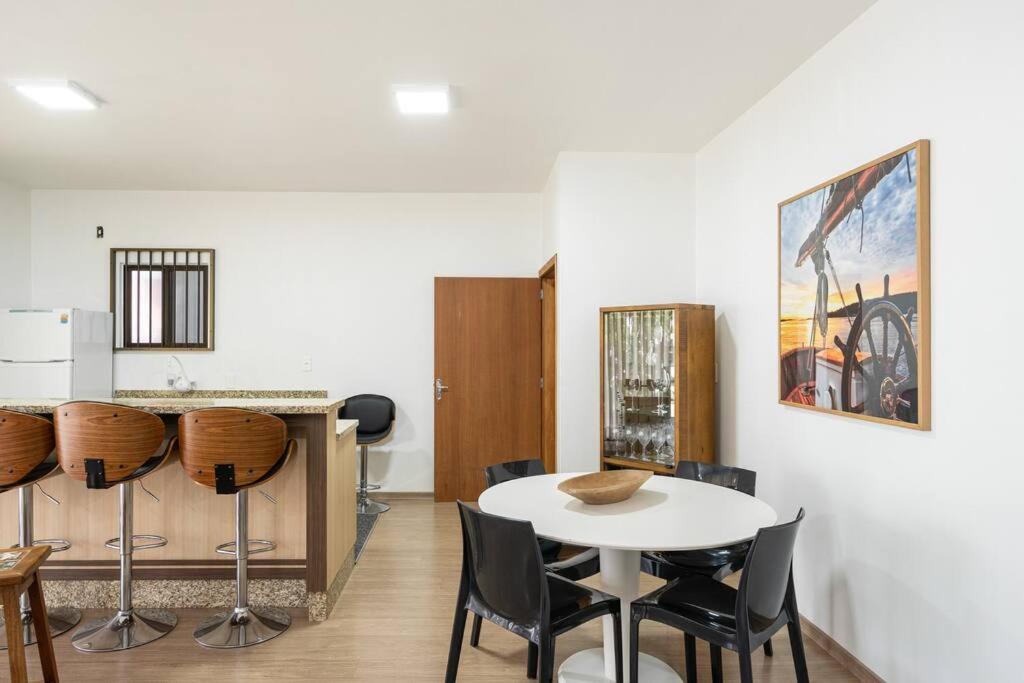 Casa ampla e confortável 3 Quartos, Churrasqueira, Cozinha completa, Ar condicionado, Wi-Fi, 300m da Praia, 3 vagas de garagem, a 4,2 quilometros do Beto C