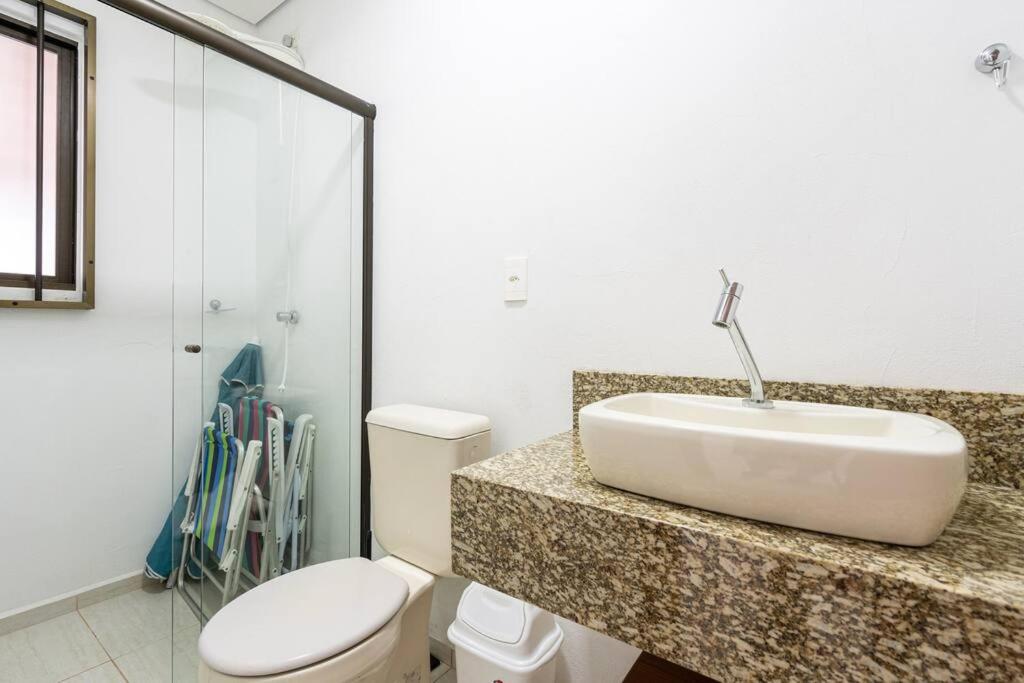 Casa ampla e confortável 3 Quartos, Churrasqueira, Cozinha completa, Ar condicionado, Wi-Fi, 300m da Praia, 3 vagas de garagem, a 4,2 quilometros do Beto C