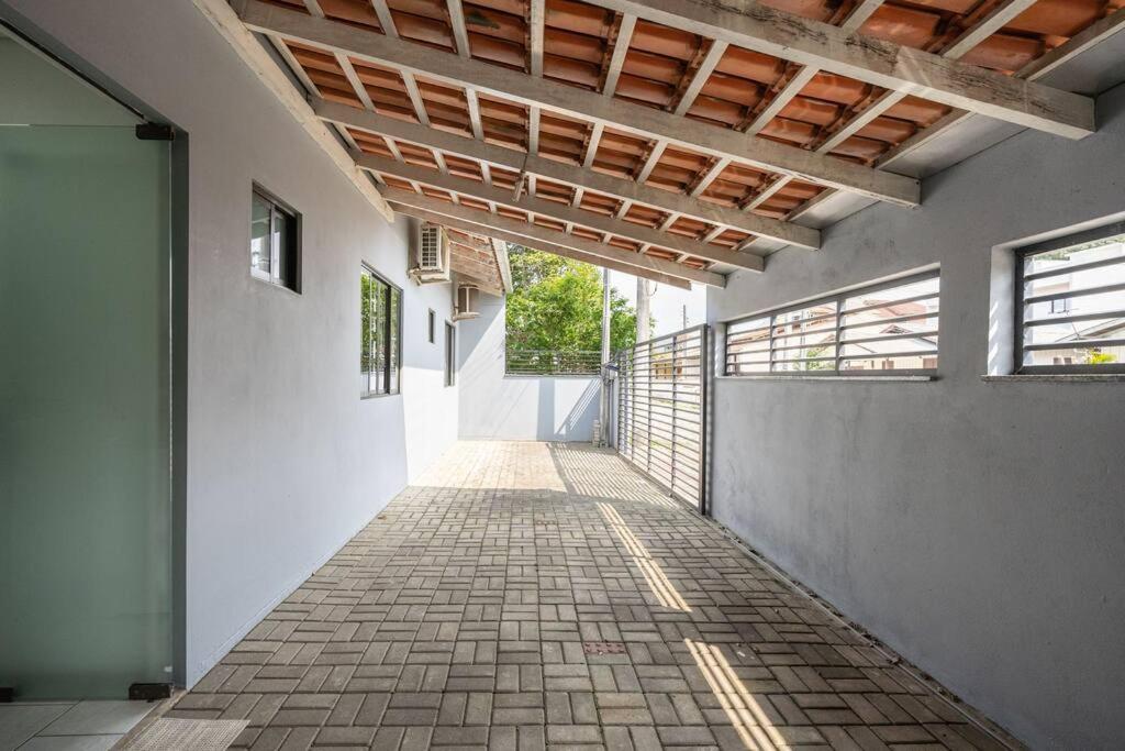 Casa ampla e confortável 3 Quartos, Churrasqueira, Cozinha completa, Ar condicionado, Wi-Fi, 300m da Praia, 3 vagas de garagem, a 4,2 quilometros do Beto C