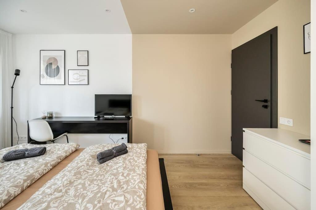 GoldenHugo Apartment view 5