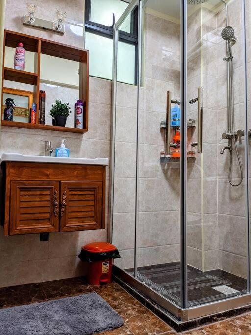 Comfortable fully-equipped studio with free wifi, gym & amazing rooftop views view 2