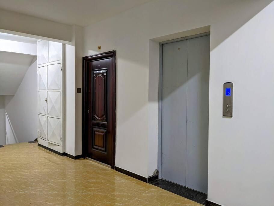 Comfortable fully-equipped studio with free wifi, gym & amazing rooftop views view 4