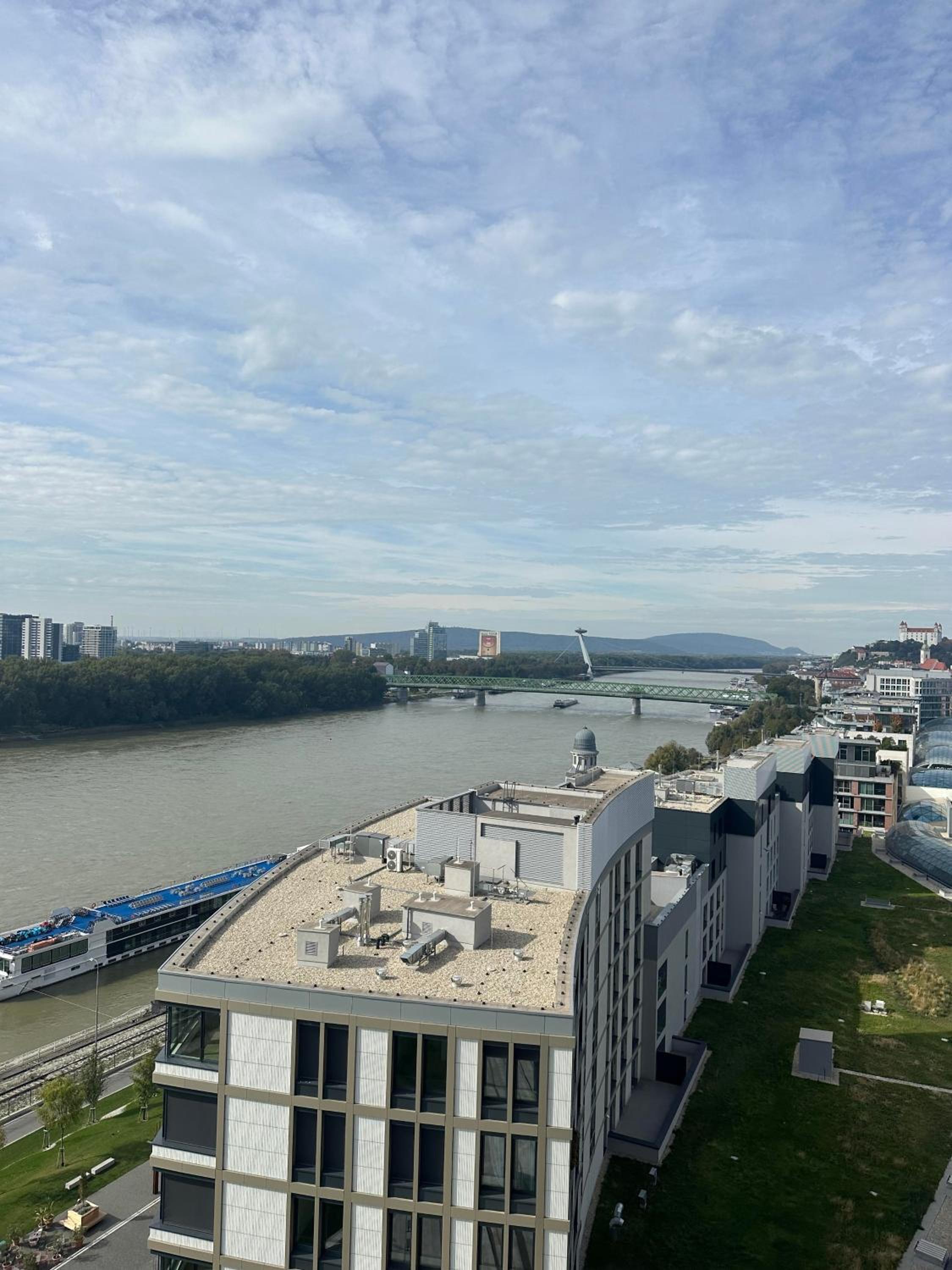 Mrakodrap Skyscraper Eurovea 2 apartment witch parking view 3