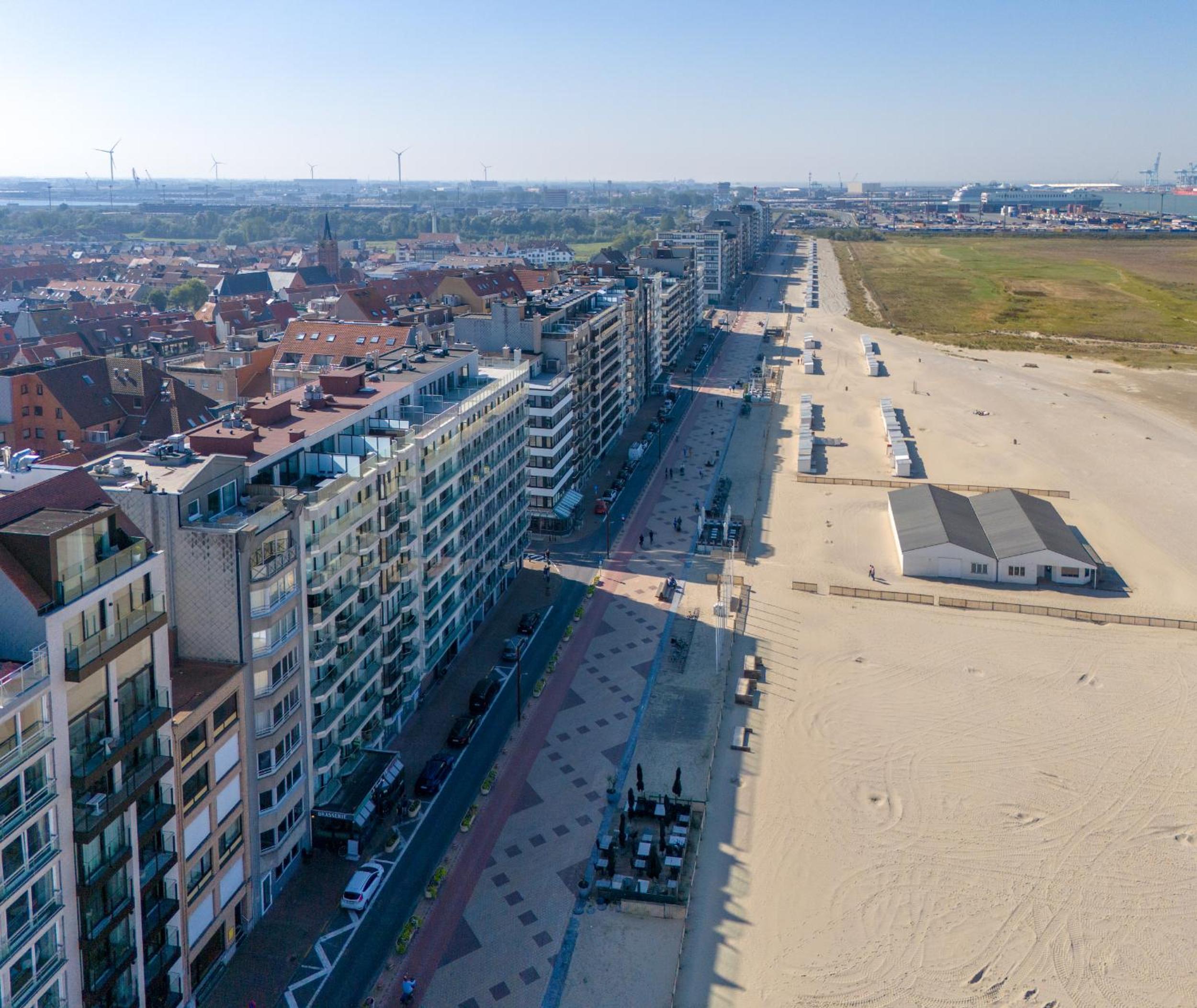 Volledig gerenoveerd 2 slaapkamer appartement met zeezicht!