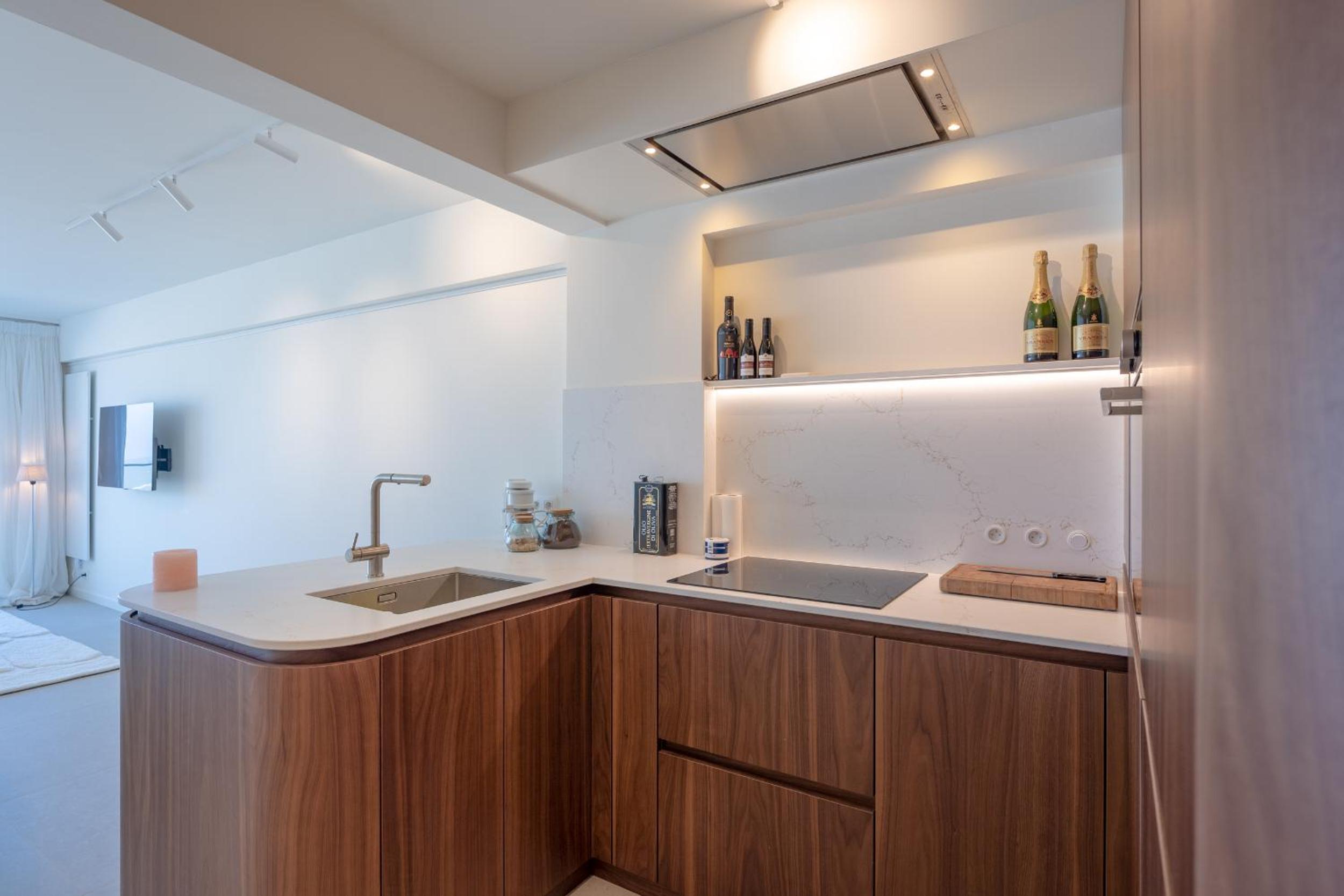 Volledig gerenoveerd 2 slaapkamer appartement met zeezicht!