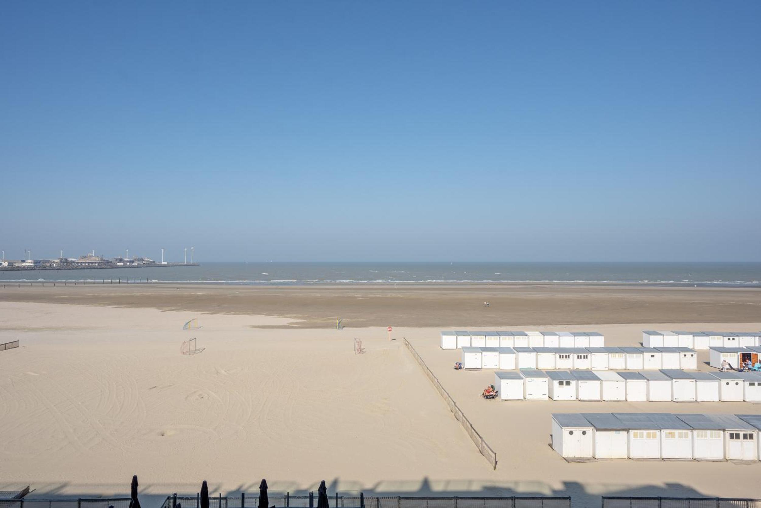 Volledig gerenoveerd 2 slaapkamer appartement met zeezicht!