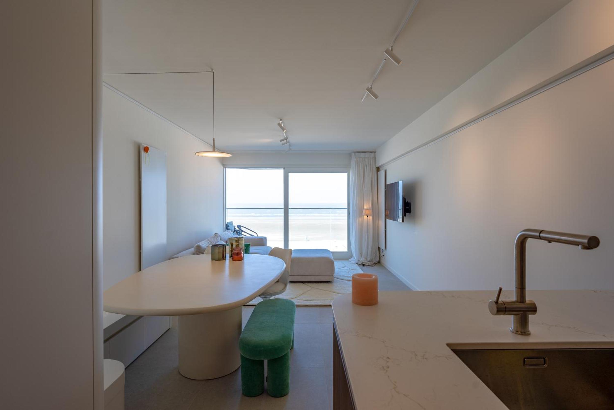 Volledig gerenoveerd 2 slaapkamer appartement met zeezicht!