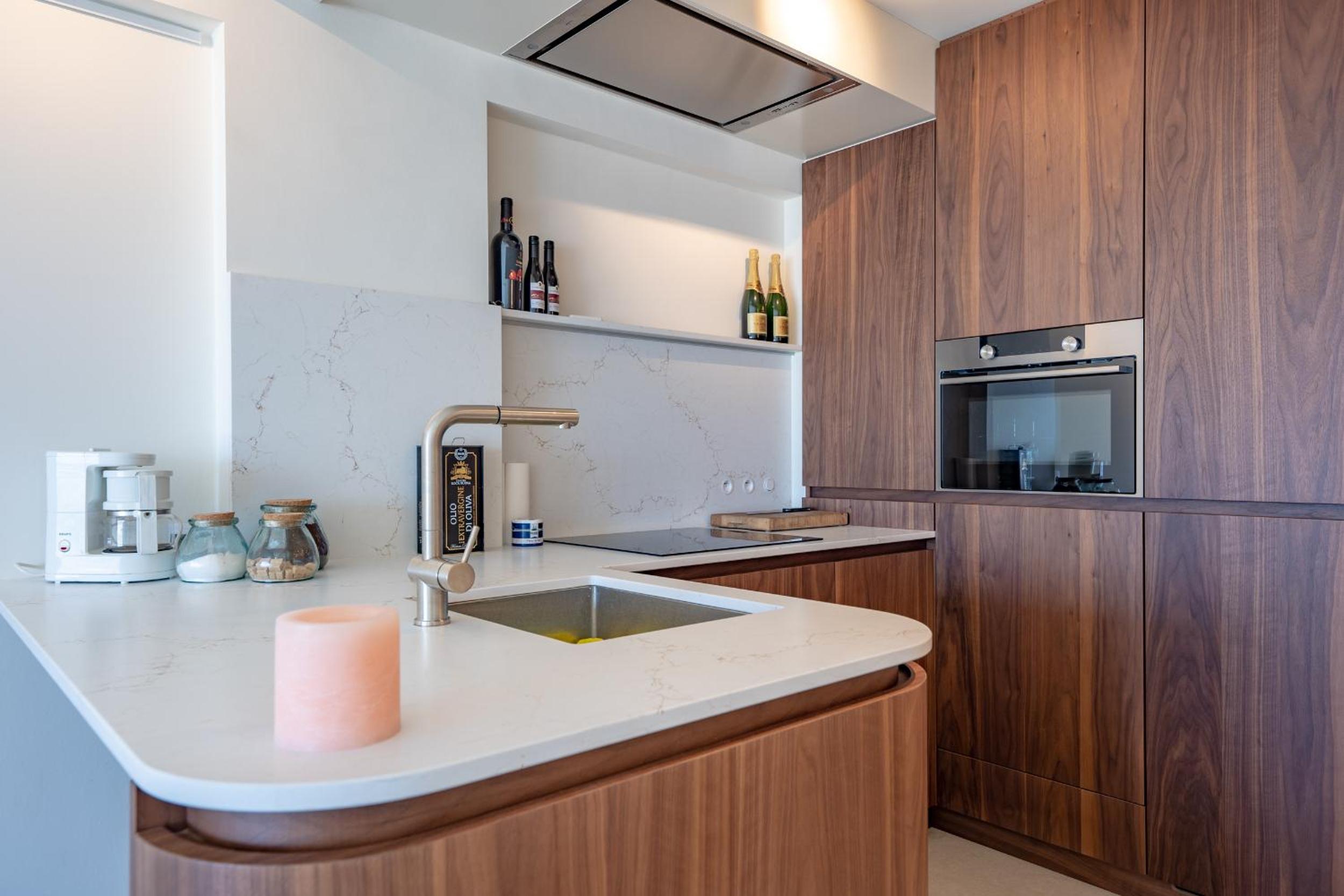 Volledig gerenoveerd 2 slaapkamer appartement met zeezicht!