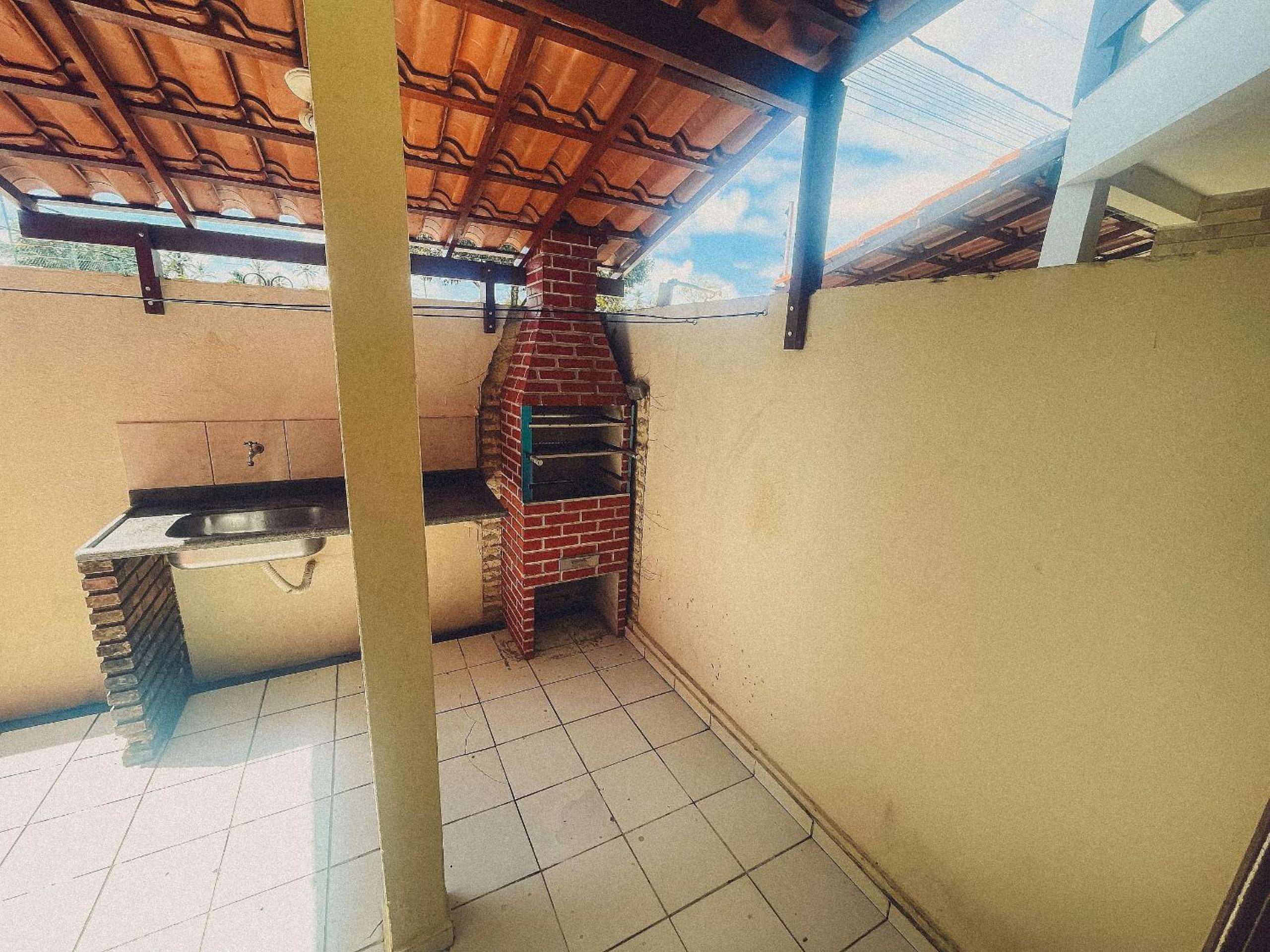 Casas no Residencial Mont Sinai com 2 ou 3 suítes (todas com ar), internet privativa 300MBPS a aproximadamento 250m da Praia de Taperapuã, condomínio com p