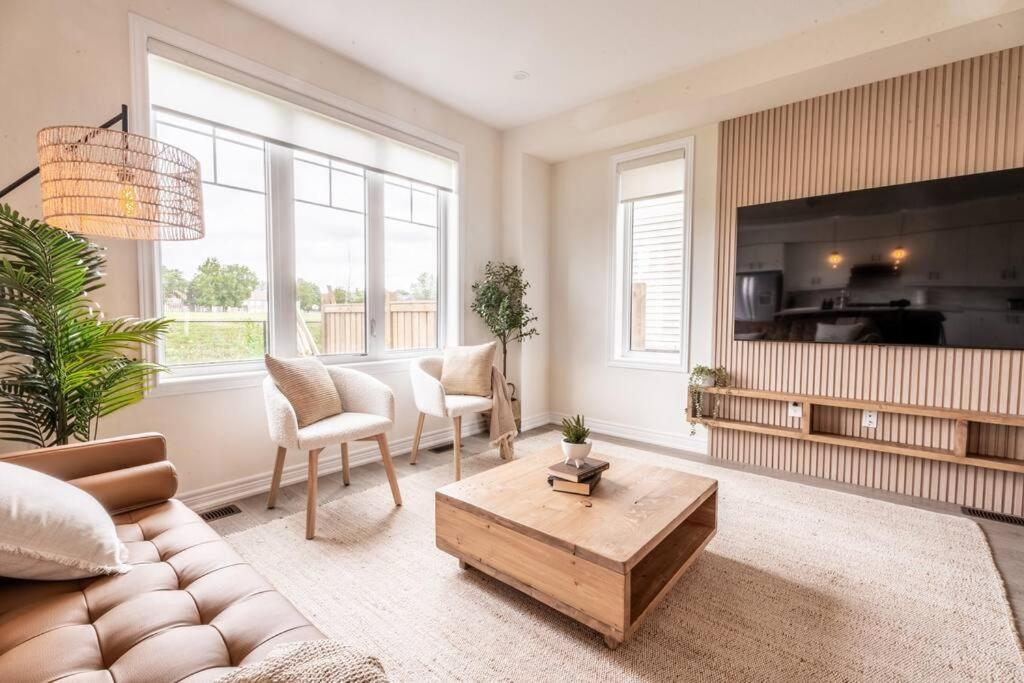 Spotless 4 bed and 3 bath with Wi-Fi and 1hr to Niagara