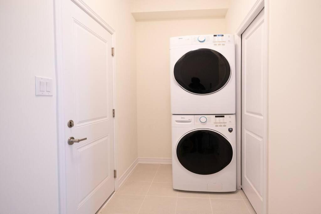 Spotless 4 bed and 3 bath with Wi-Fi and 1hr to Niagara