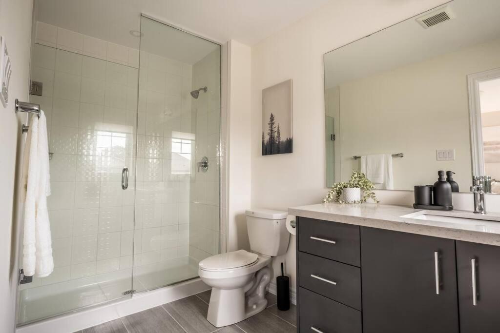 Spotless 4 bed and 3 bath with Wi-Fi and 1hr to Niagara