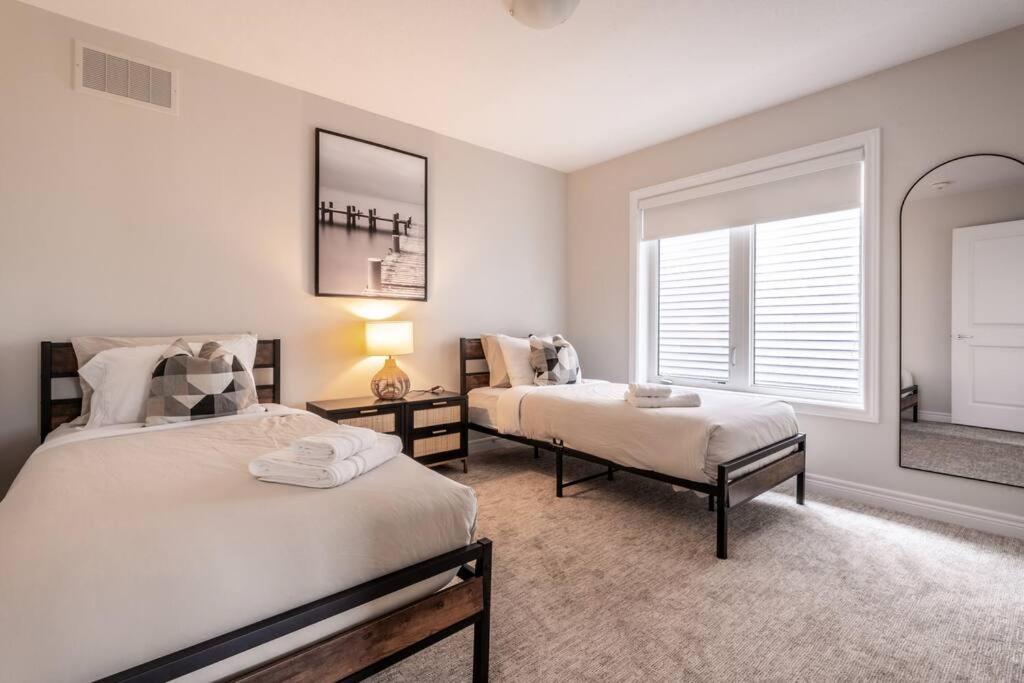 Spotless 4 bed and 3 bath with Wi-Fi and 1hr to Niagara