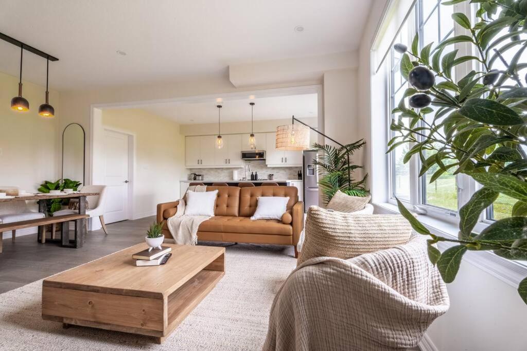 Spotless 4 bed and 3 bath with Wi-Fi and 1hr to Niagara