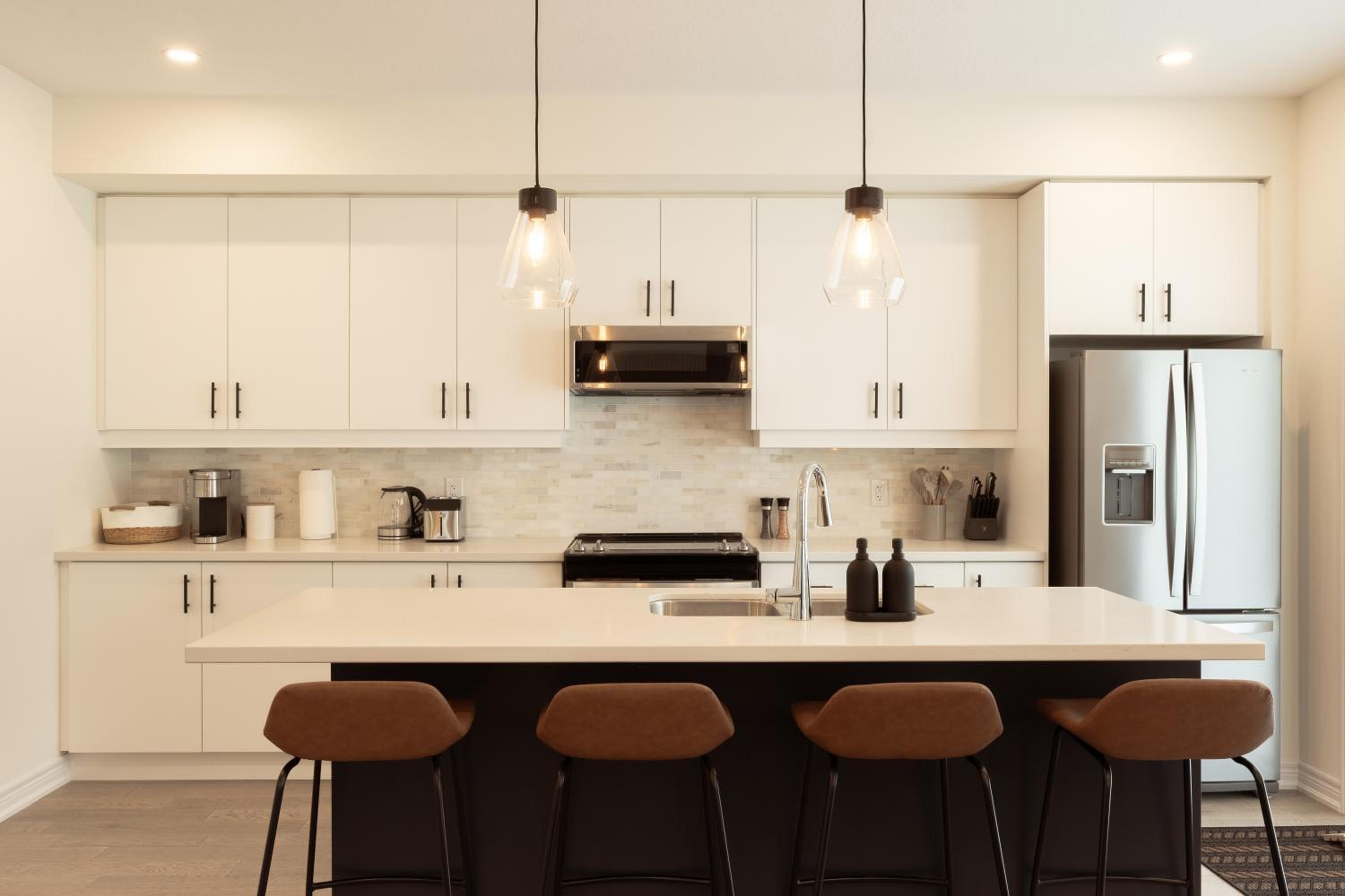 Spotless 4 bed and 3 bath with Wi-Fi and 1hr to Niagara