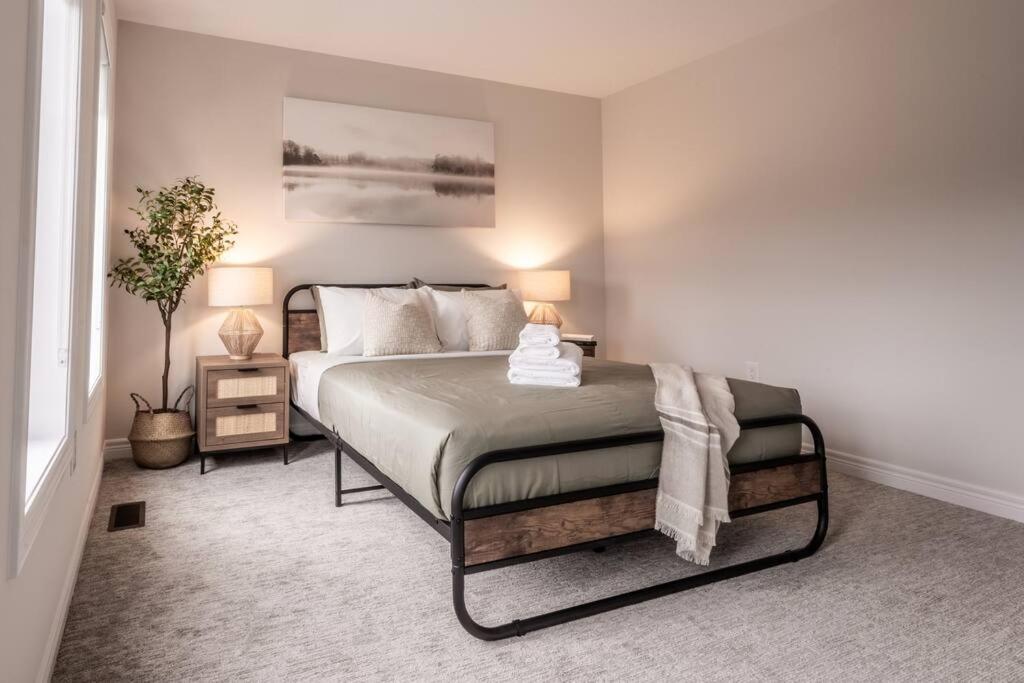 Spotless 4 bed and 3 bath with Wi-Fi and 1hr to Niagara