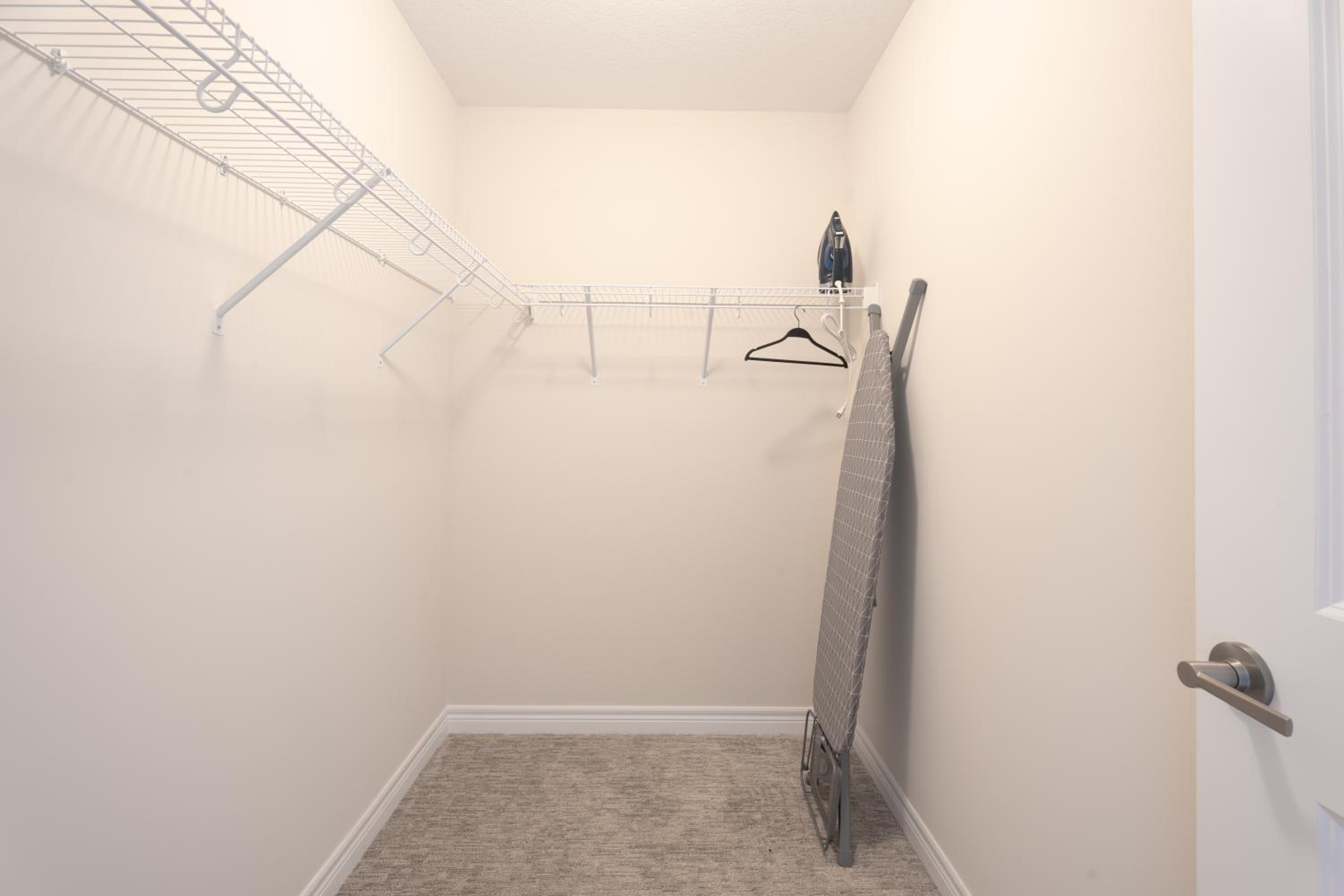Spotless 4 bed and 3 bath with Wi-Fi and 1hr to Niagara