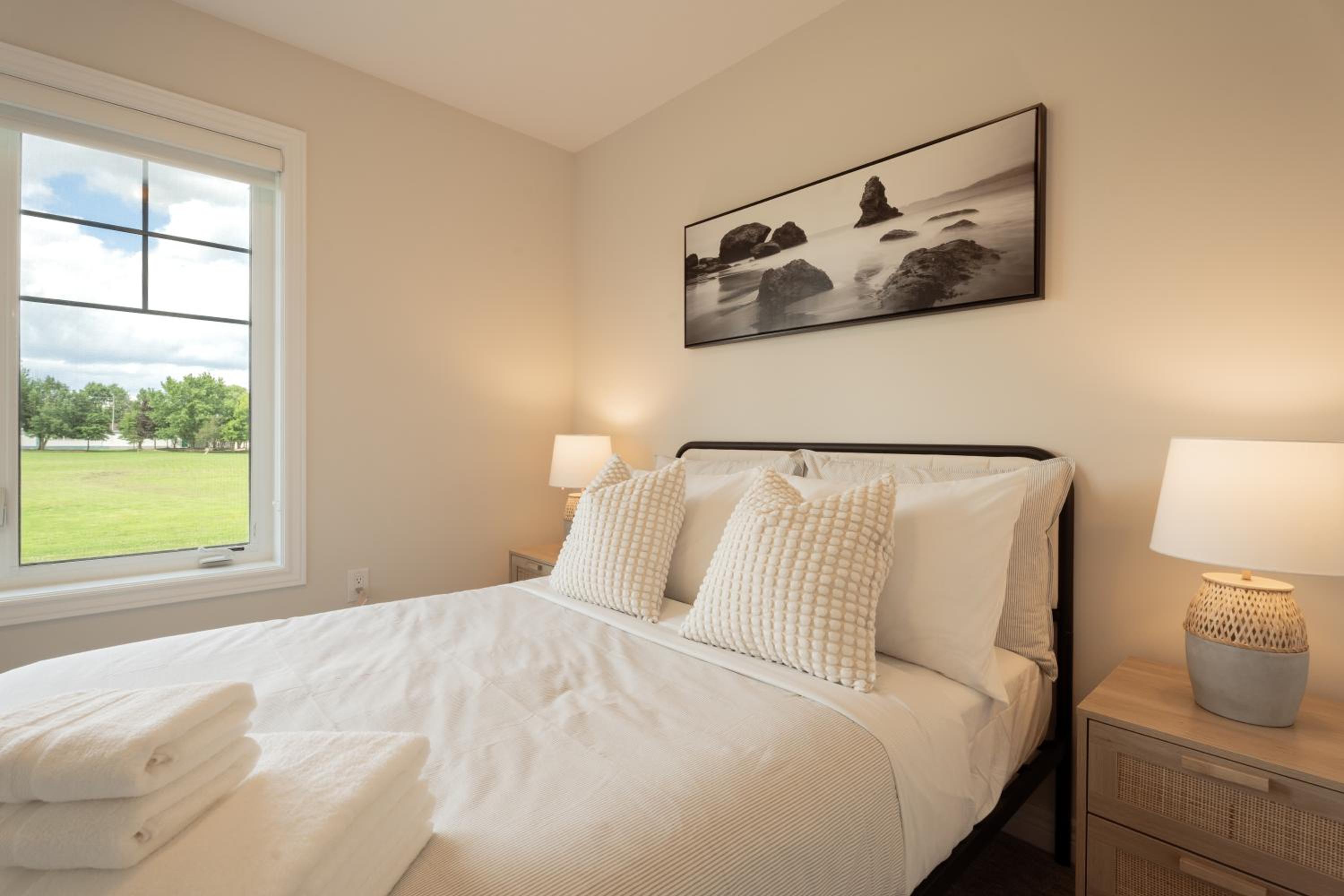 Spotless 4 bed and 3 bath with Wi-Fi and 1hr to Niagara