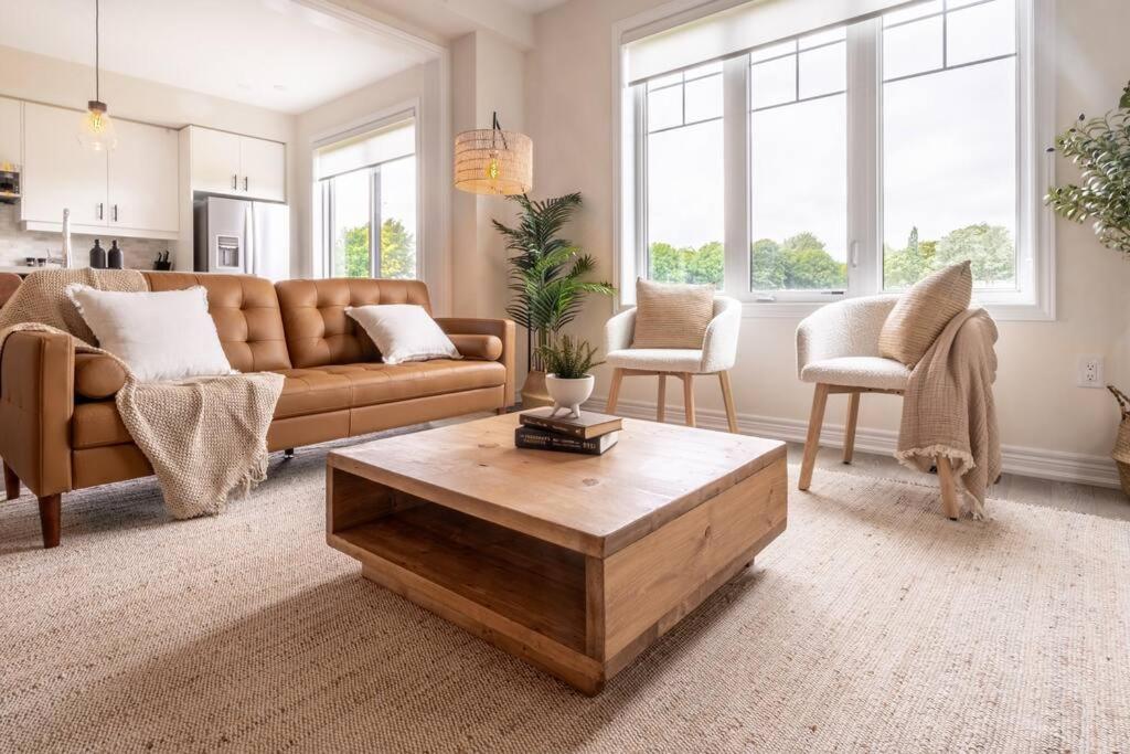 Spotless 4 bed and 3 bath with Wi-Fi and 1hr to Niagara
