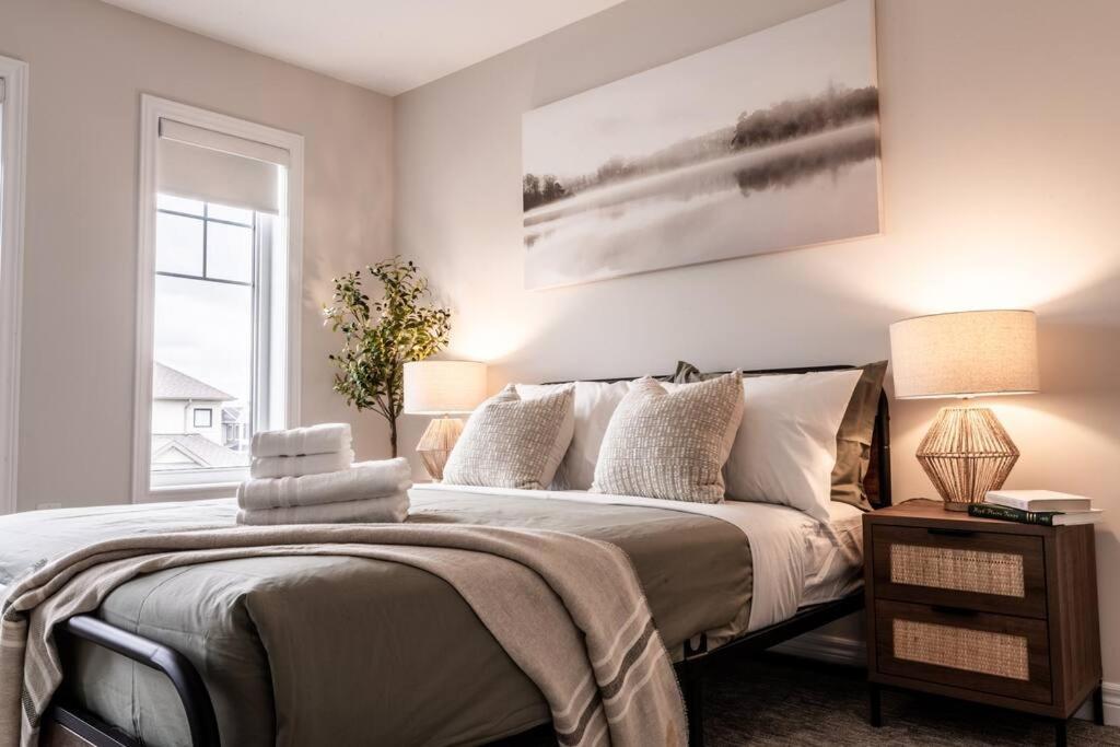 Spotless 4 bed and 3 bath with Wi-Fi and 1hr to Niagara