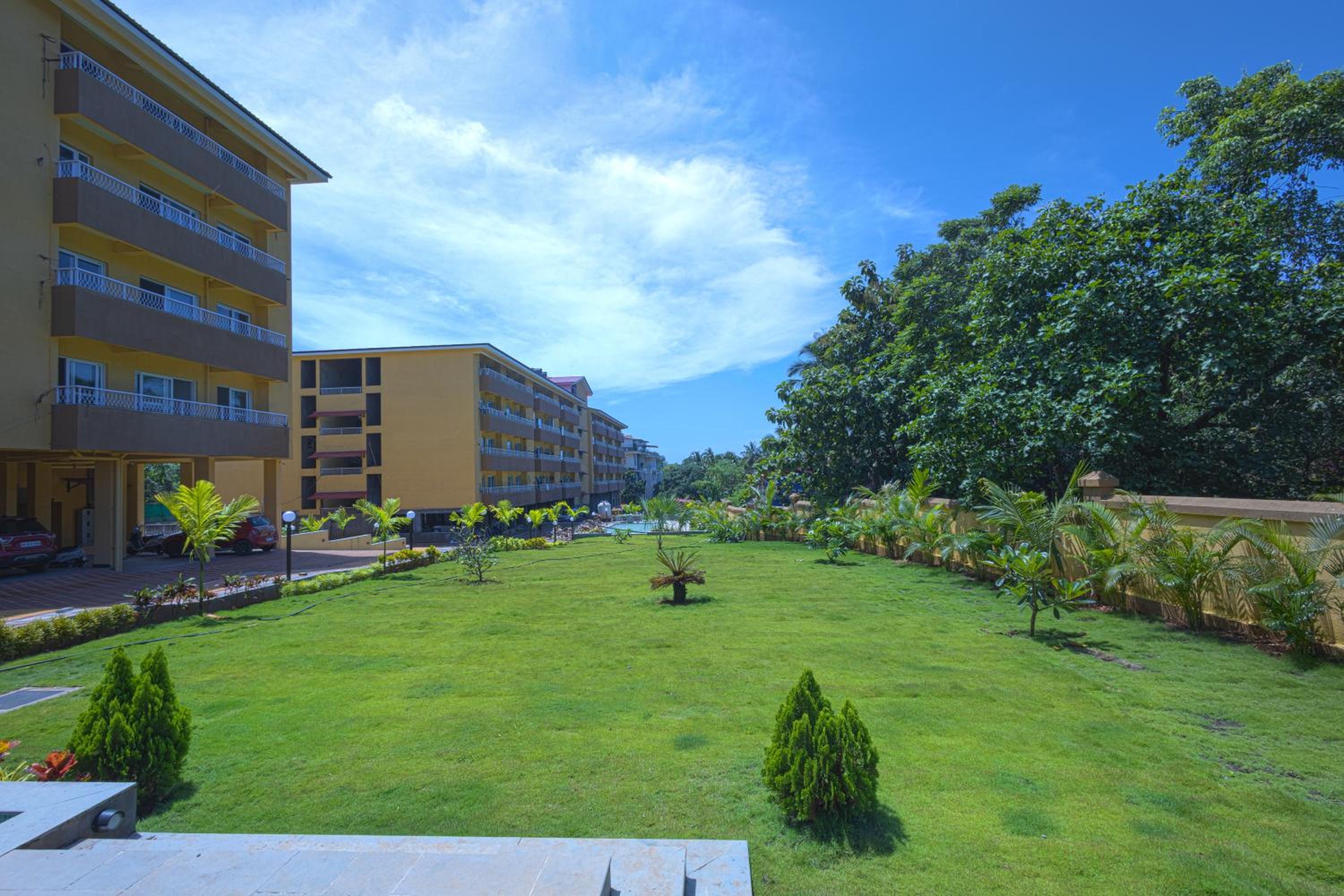 Alaya Stays 1 BHK with Balcony & Pool - Veera Marina