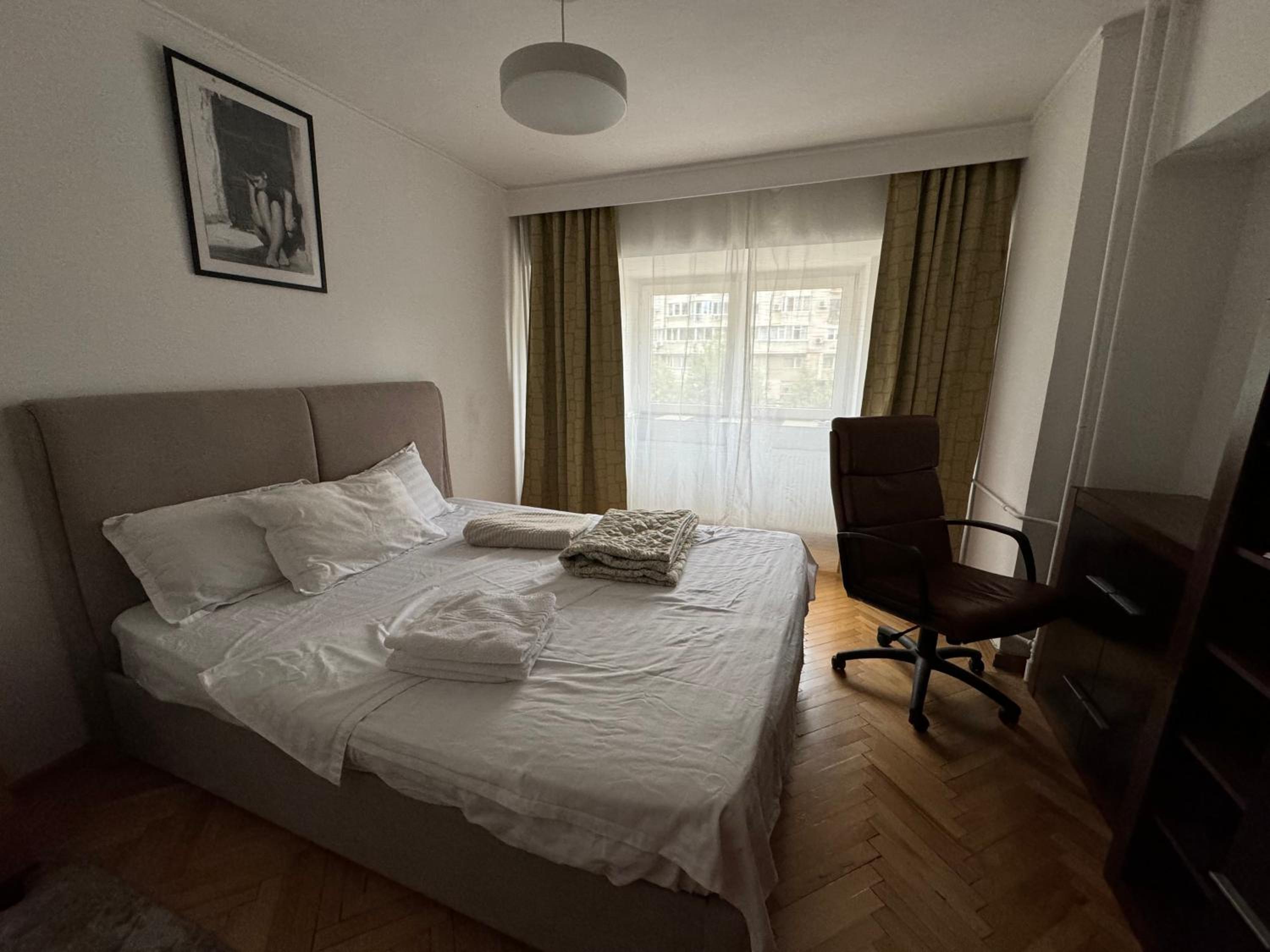 Decebal apartment overlooking the boulevard view 2