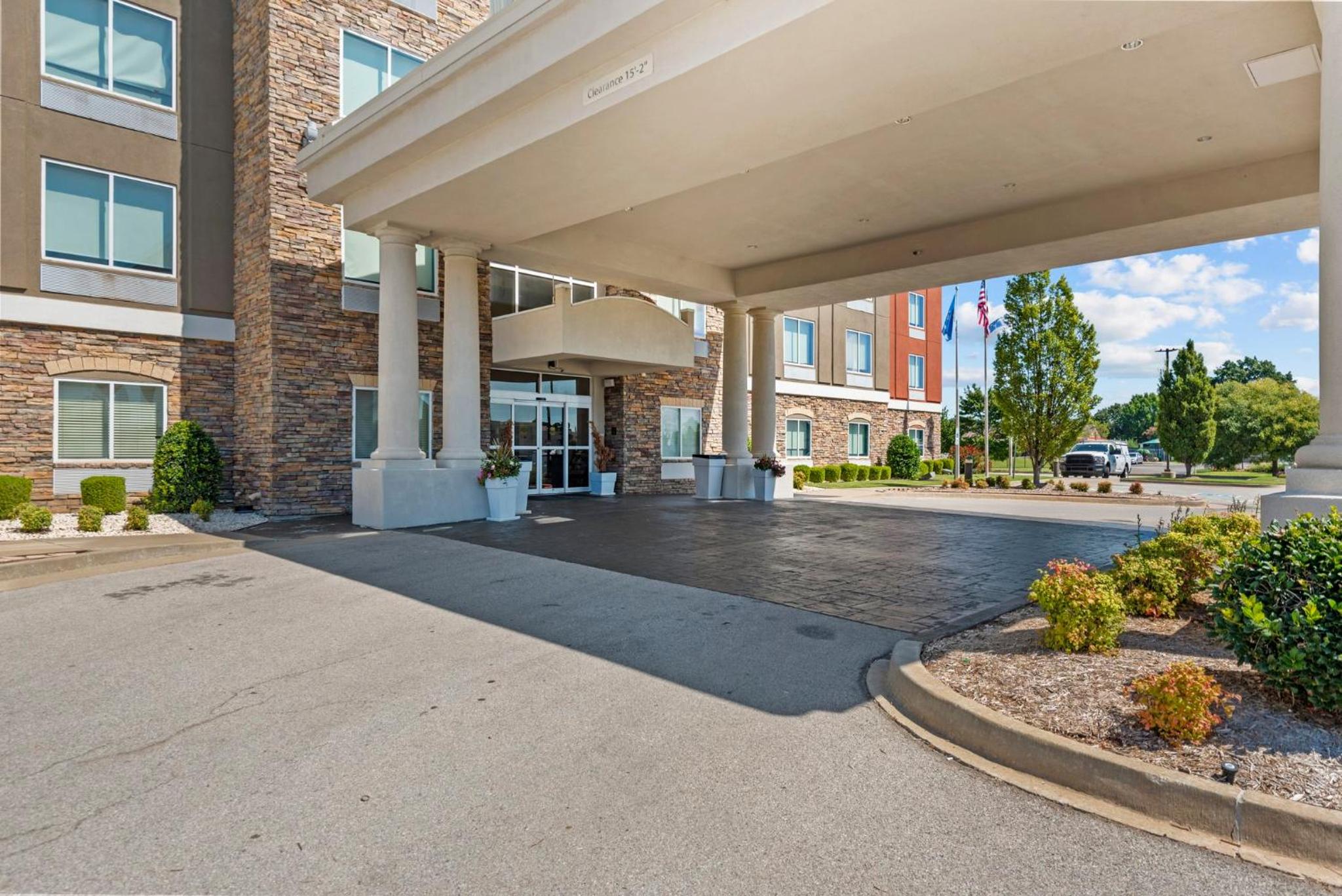 Hotel Holiday Inn Express Tulsa South Bixby, an IHG Hotel - Image 1
