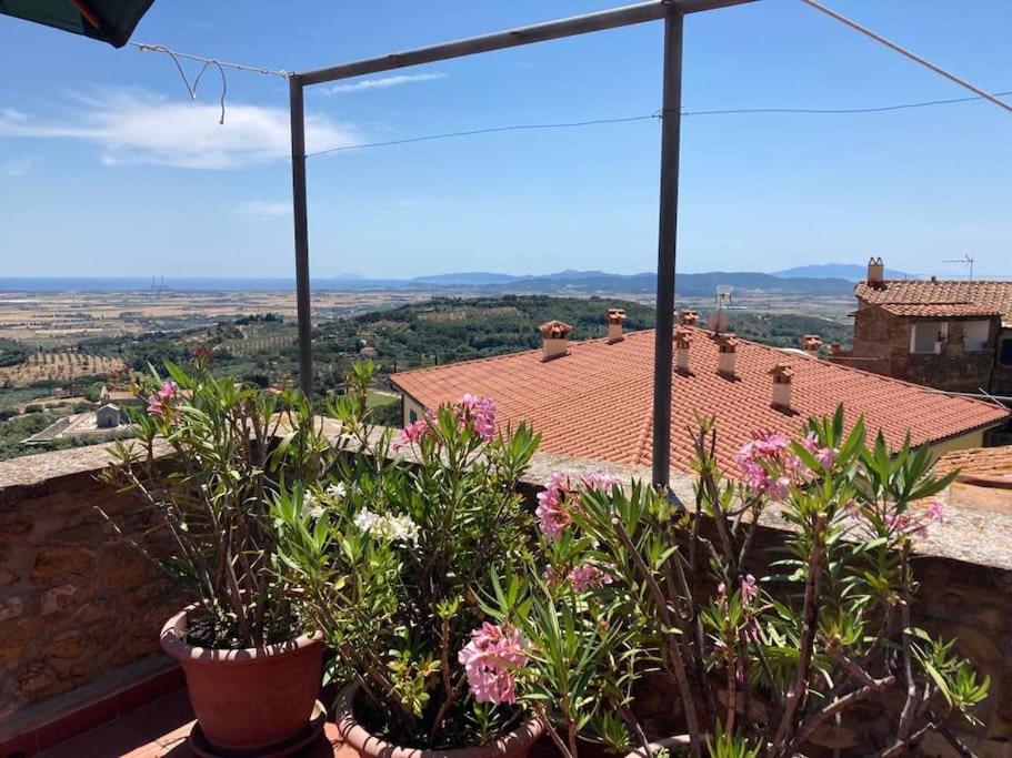 Dolce Vita mit Aussicht über Dorf und Land view 3