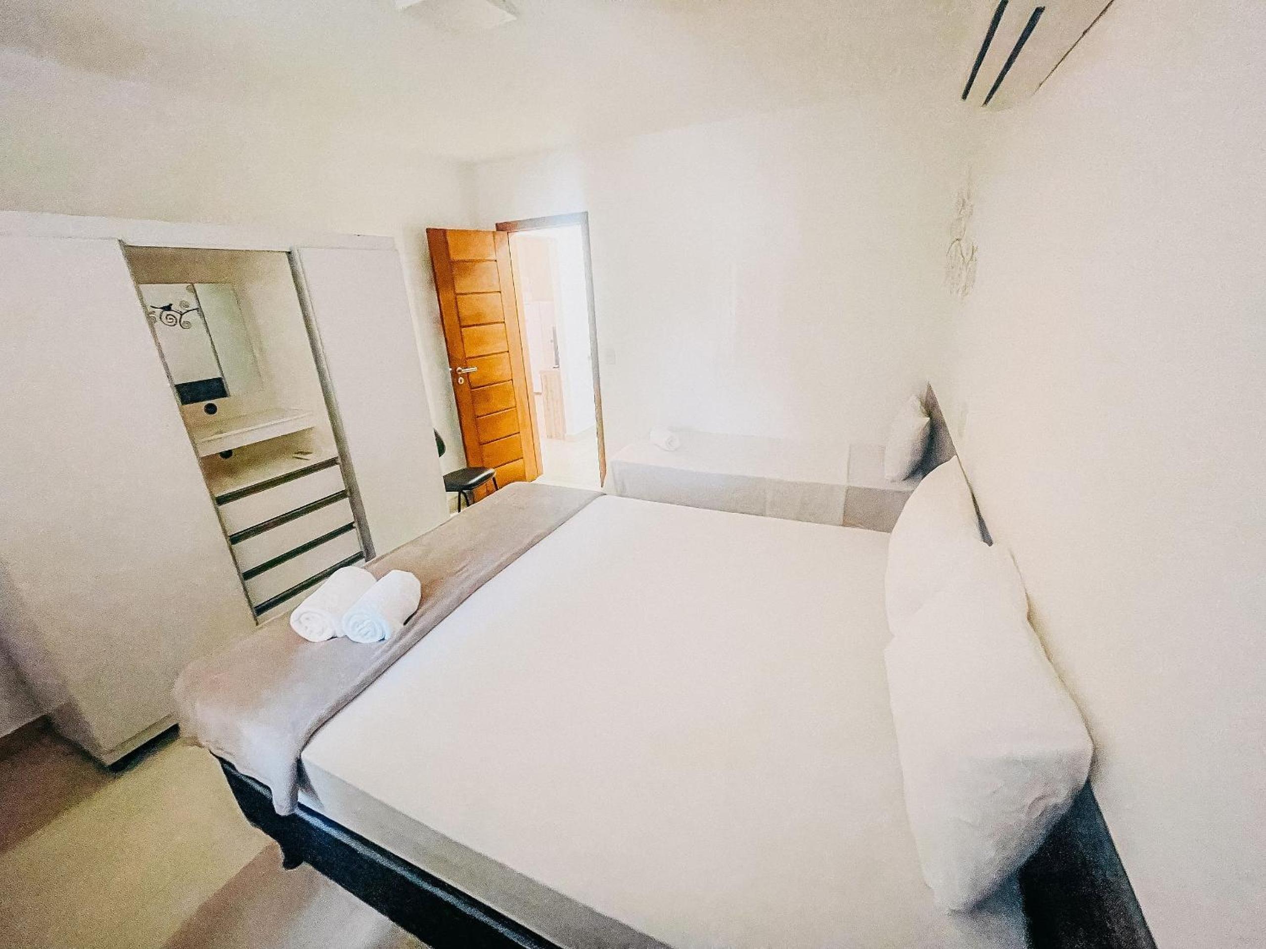 Apto no pavimento superior com 2 quartos (ambos com ar condicionado), Internet privativa 300MBPs, no condomínio Varandas da Praia a 150m da Praia de Tapera