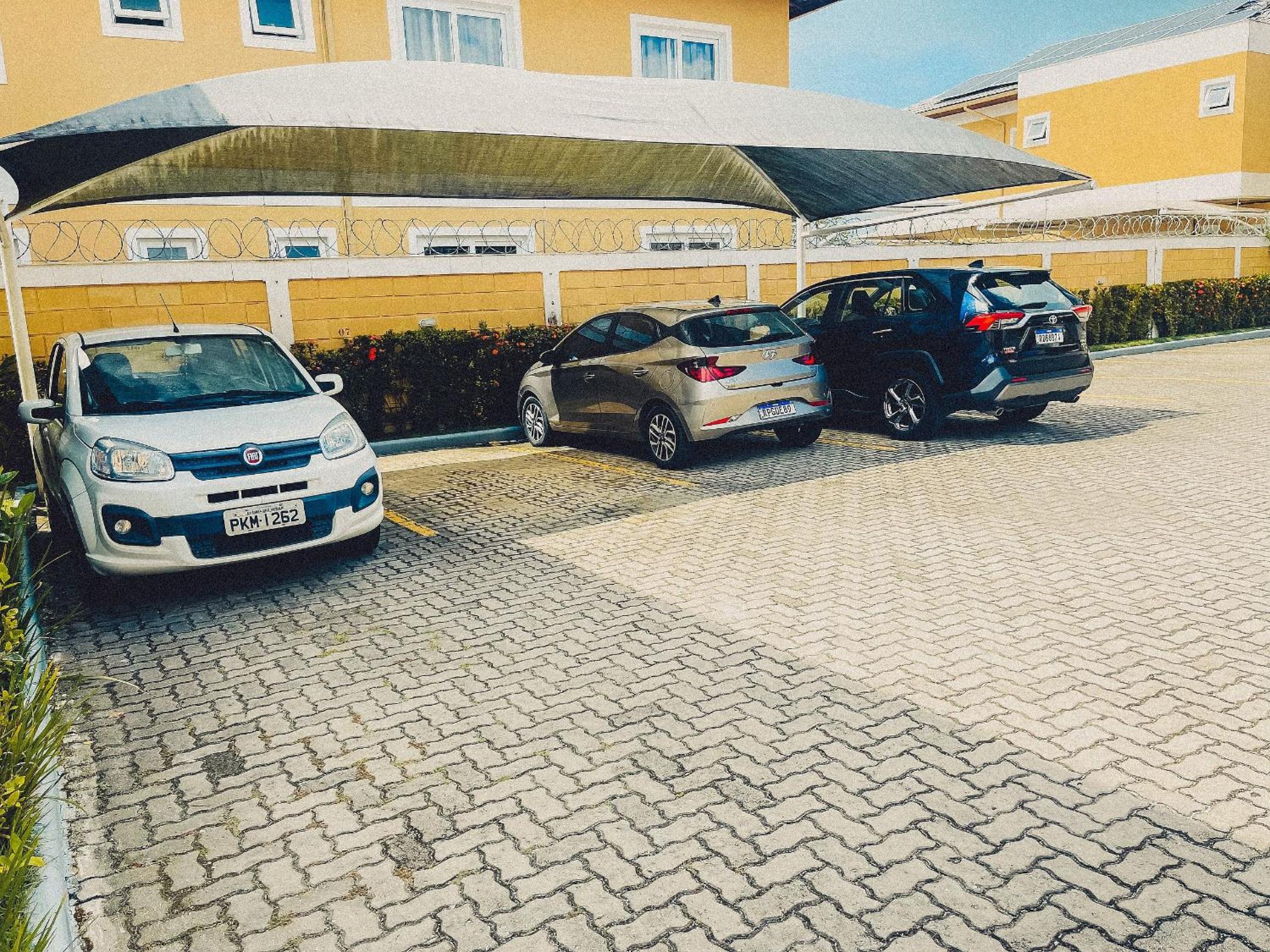 Apto no pavimento superior com 2 quartos (ambos com ar condicionado), Internet privativa 300MBPs, no condomínio Varandas da Praia a 150m da Praia de Tapera