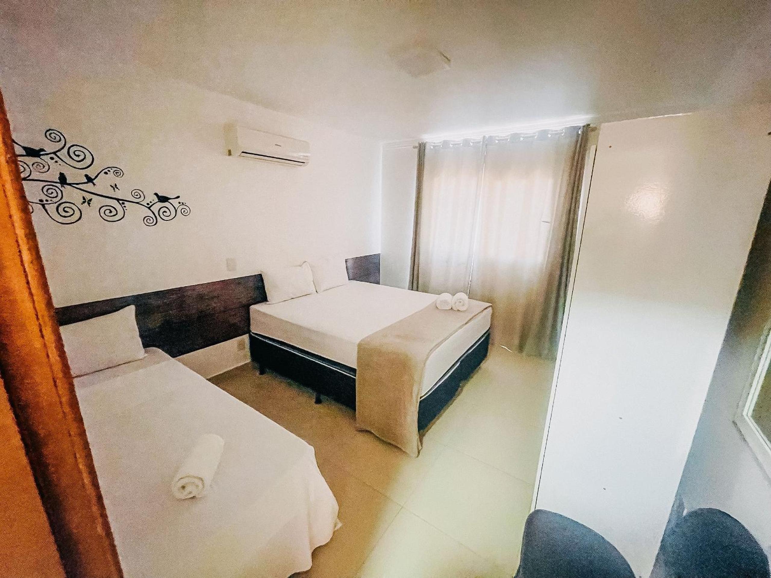 Apto no pavimento superior com 2 quartos (ambos com ar condicionado), Internet privativa 300MBPs, no condomínio Varandas da Praia a 150m da Praia de Tapera
