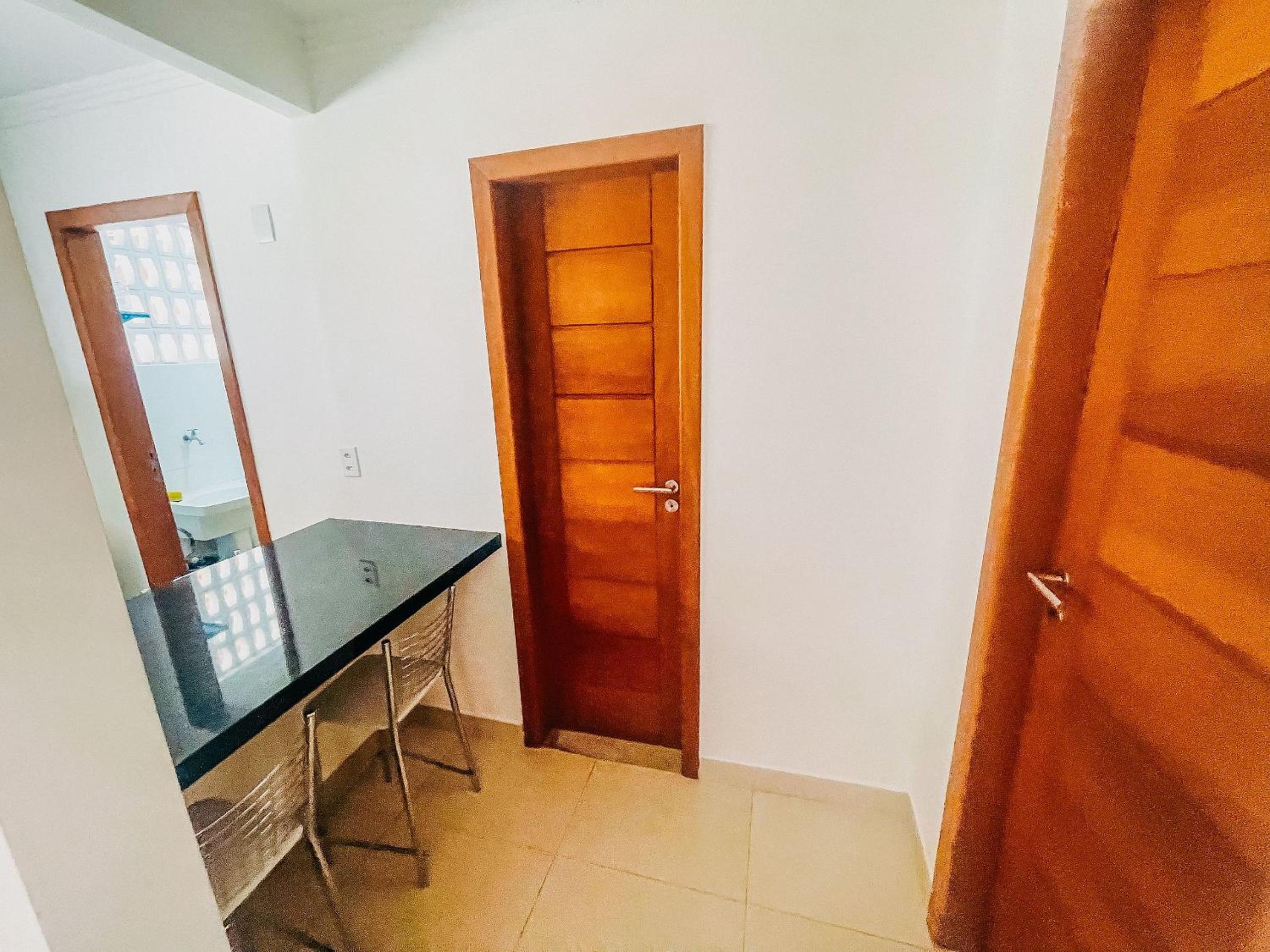 Apto no pavimento superior com 2 quartos (ambos com ar condicionado), Internet privativa 300MBPs, no condomínio Varandas da Praia a 150m da Praia de Tapera