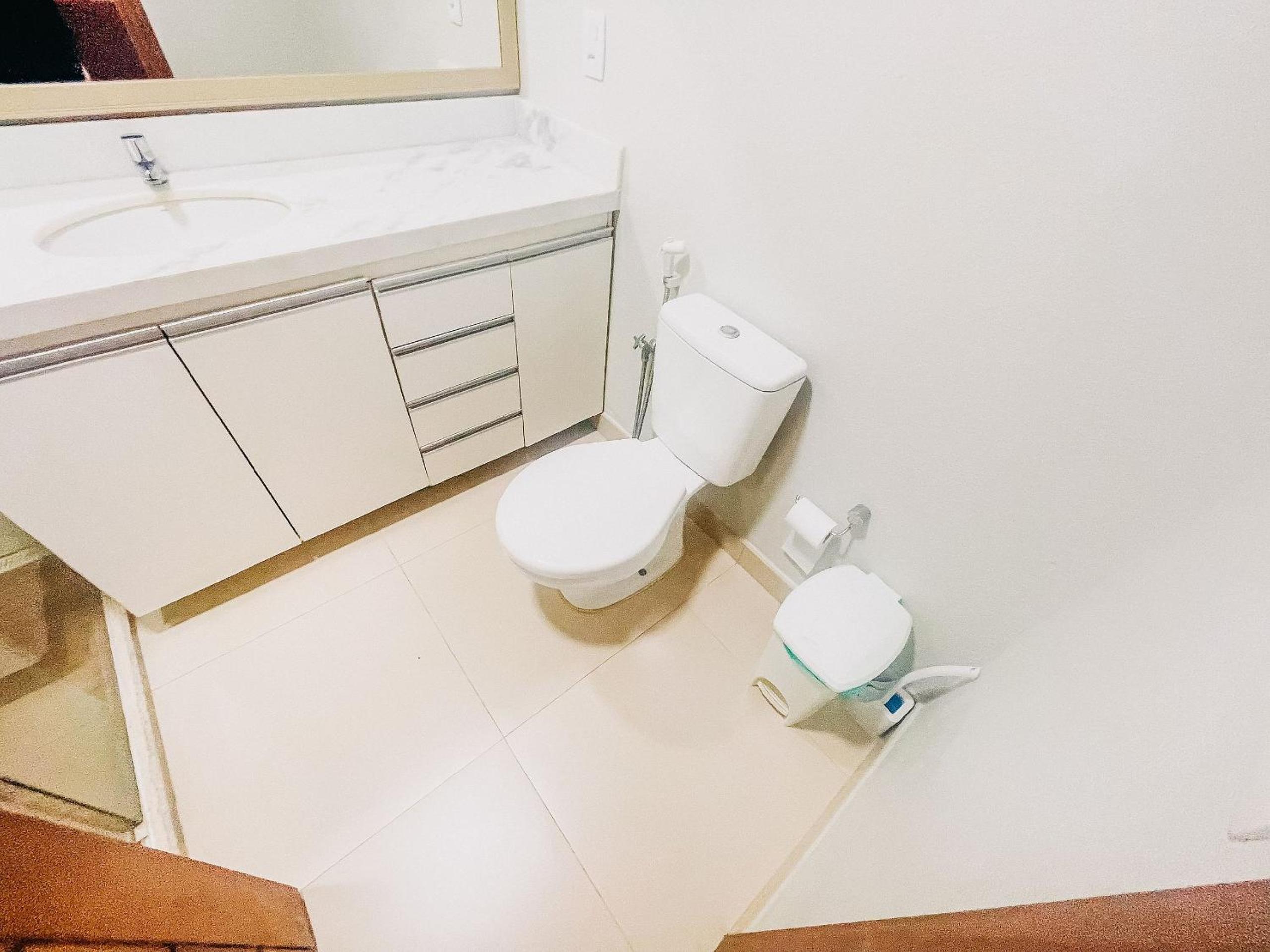 Apto no pavimento superior com 2 quartos (ambos com ar condicionado), Internet privativa 300MBPs, no condomínio Varandas da Praia a 150m da Praia de Tapera