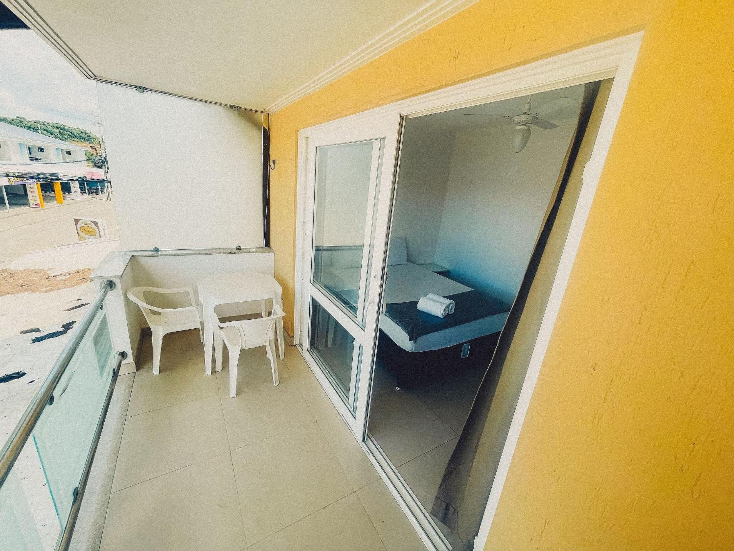 Apto no pavimento superior com 2 quartos (ambos com ar condicionado), Internet privativa 300MBPs, no condomínio Varandas da Praia a 150m da Praia de Tapera