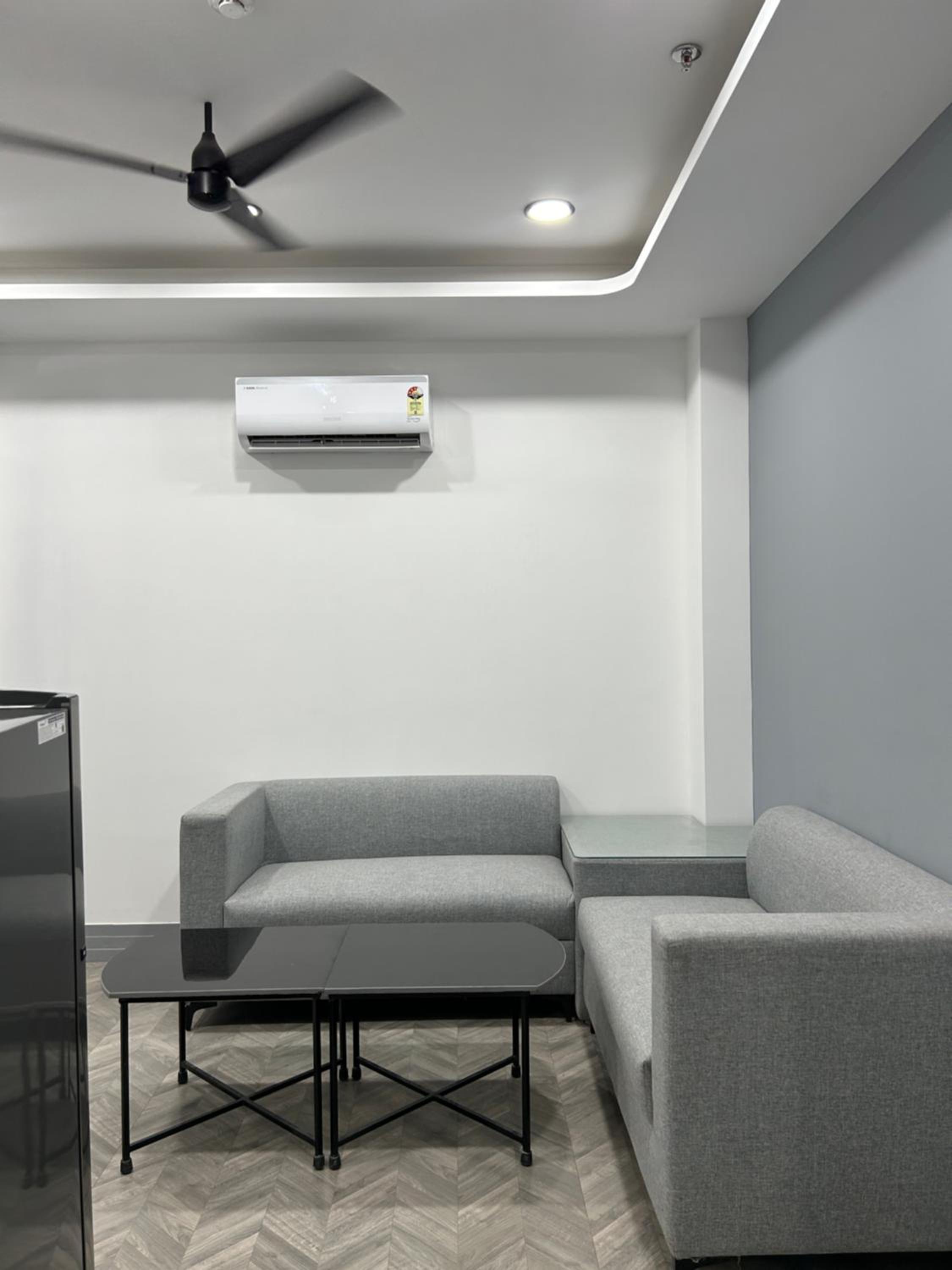 BedChambers Luxury Apartment Near Golf course Road view 4
