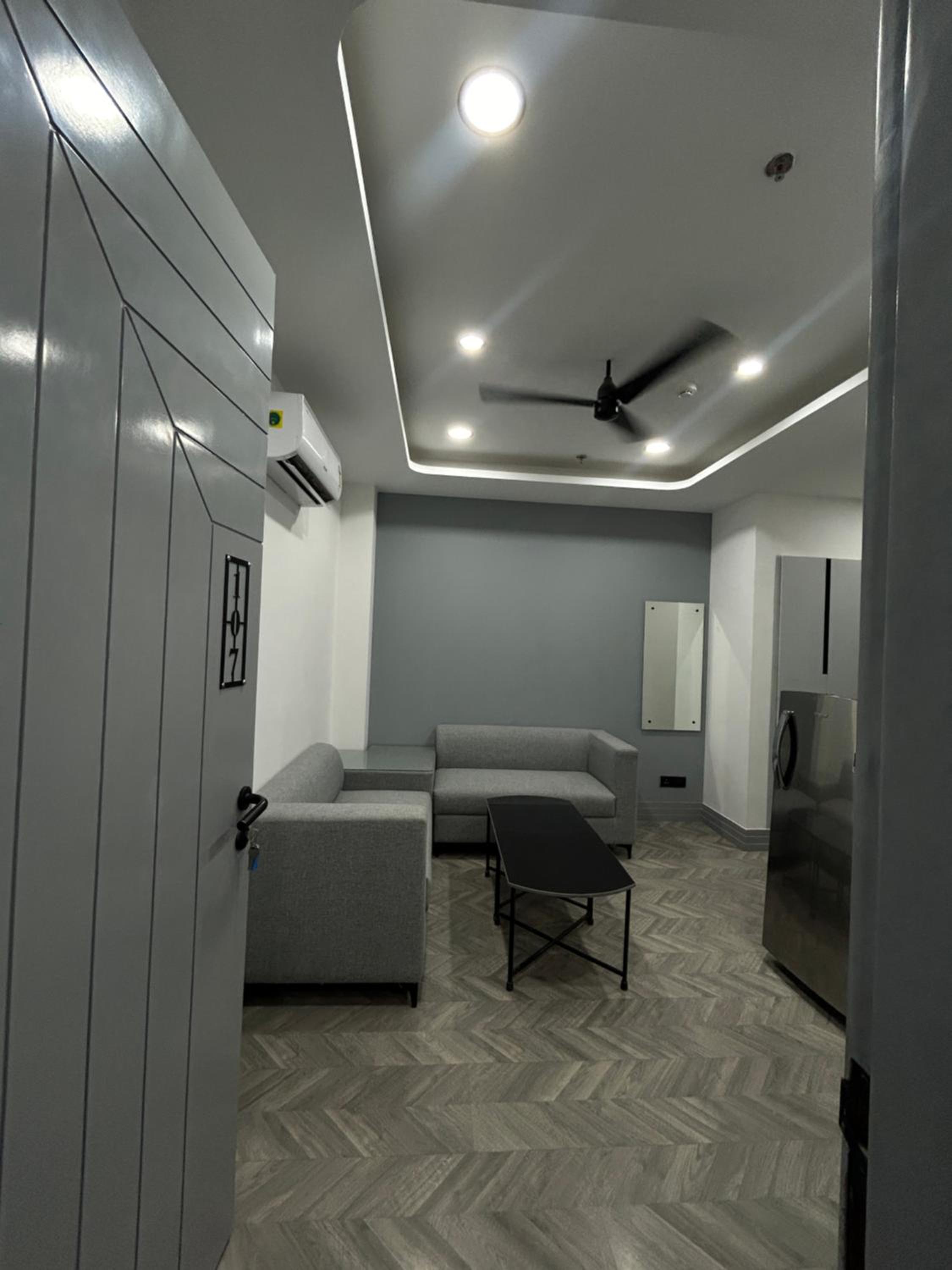 BedChambers Luxury Apartment Near Golf course Road view 2