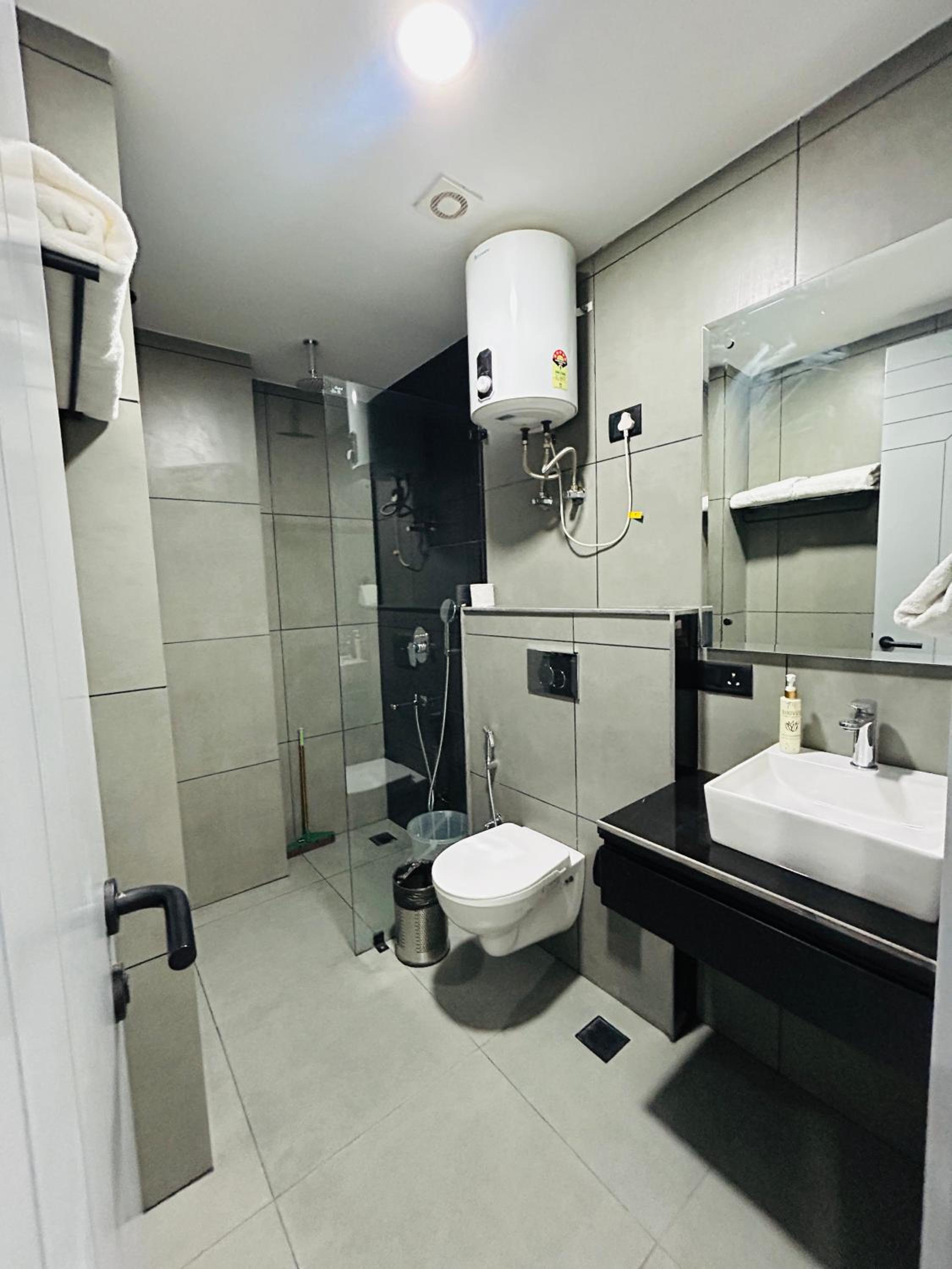 BedChambers Luxury Apartment Near Golf course Road view 5