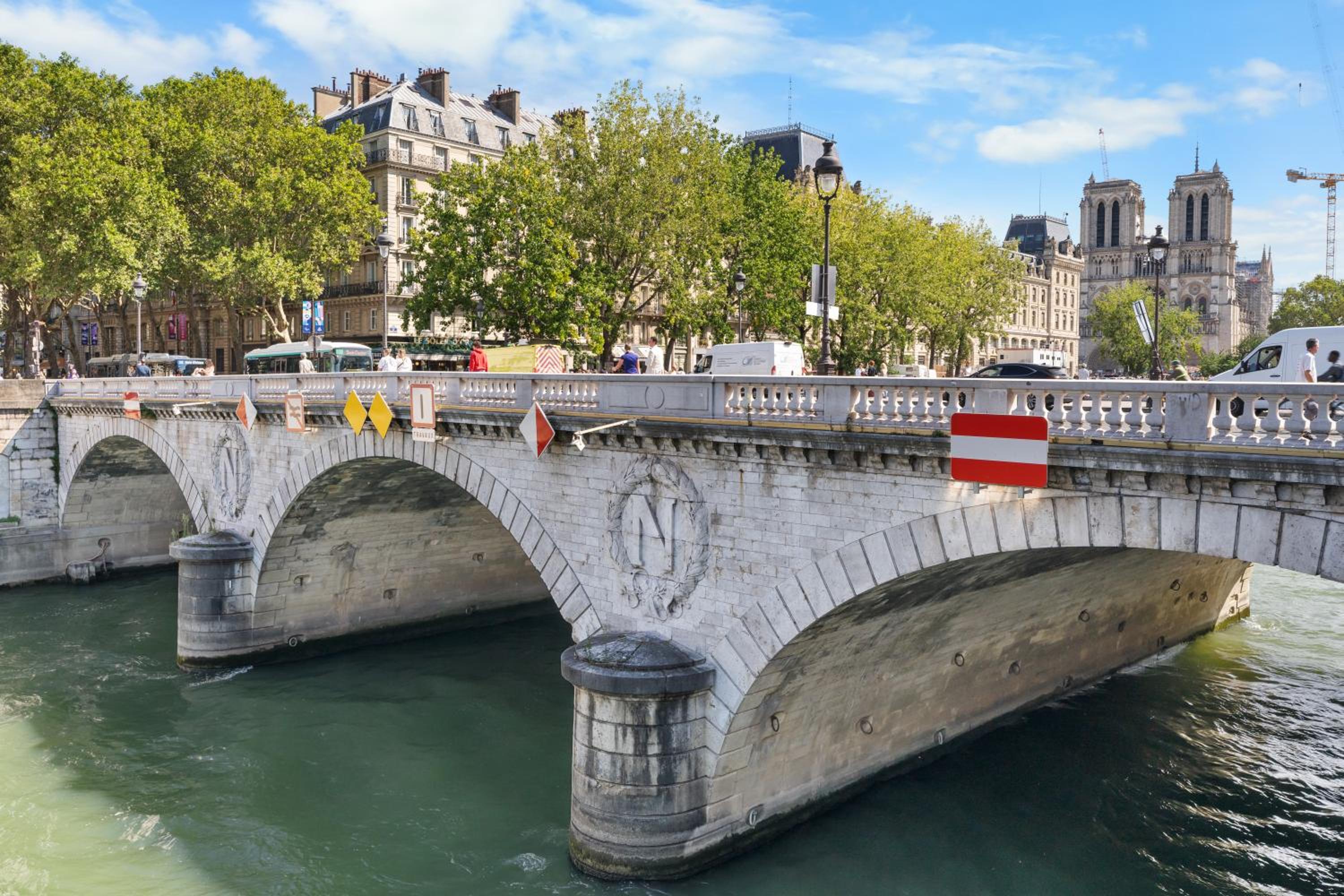 Paris Central Gem 9 Min Walk to Notre-Dame and Louvre
