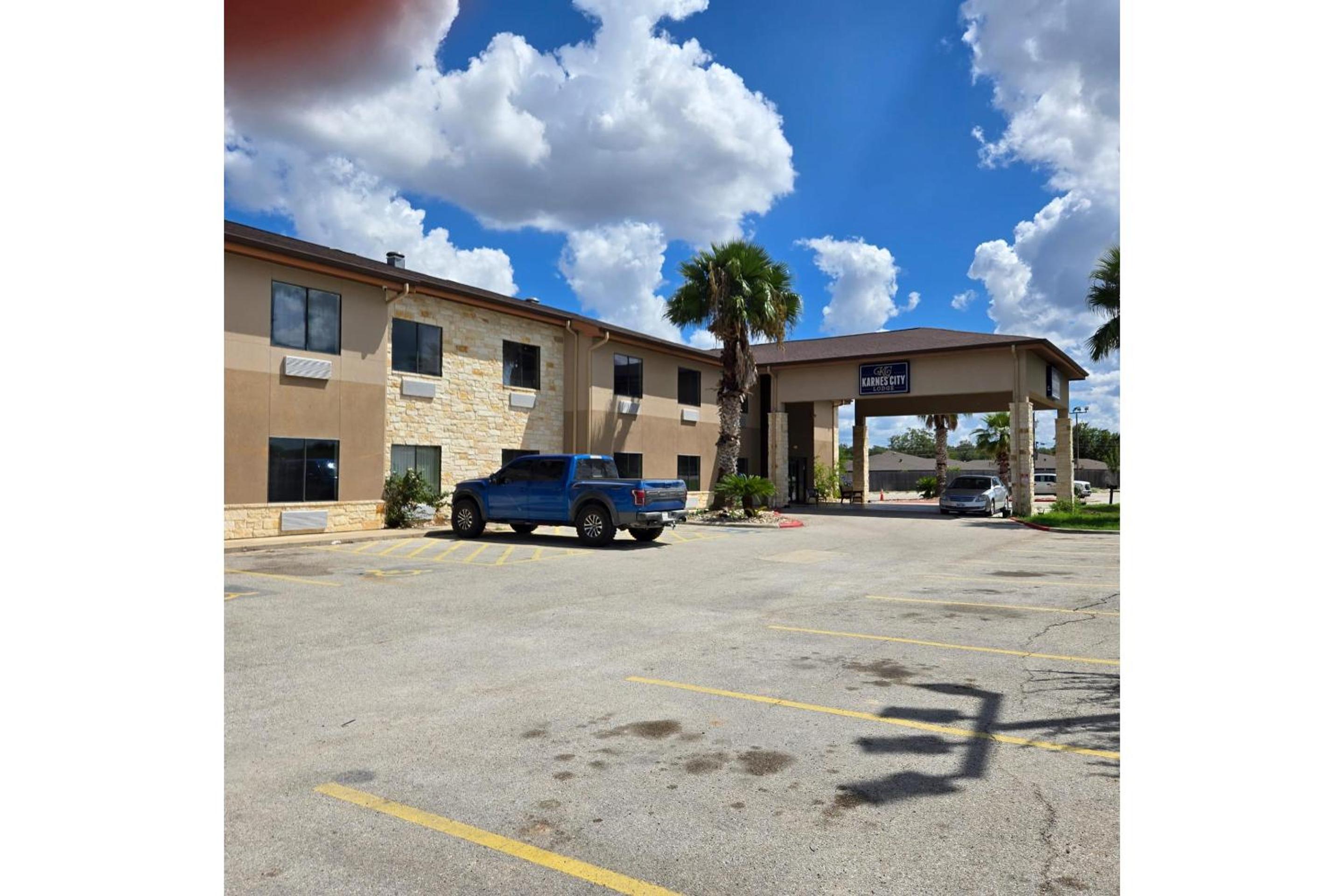 Karnes City Lodge