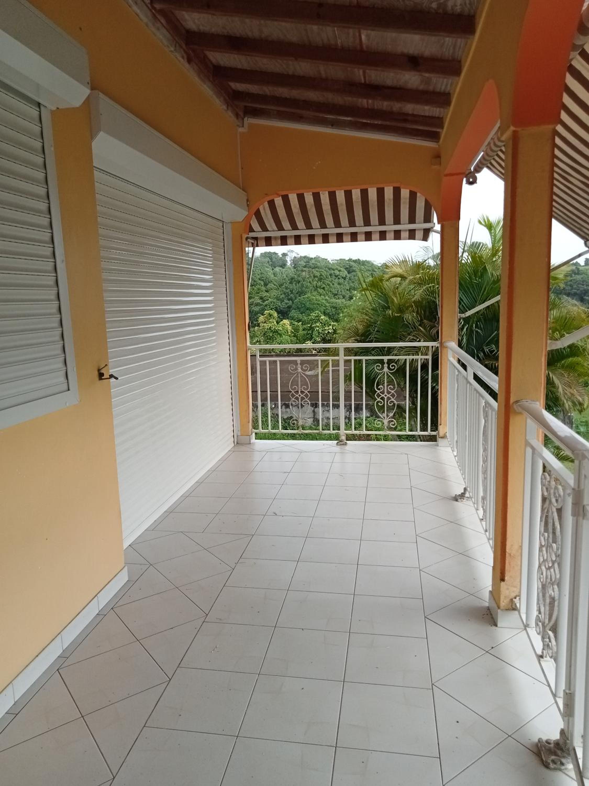 Villa Grandes pièces view 2
