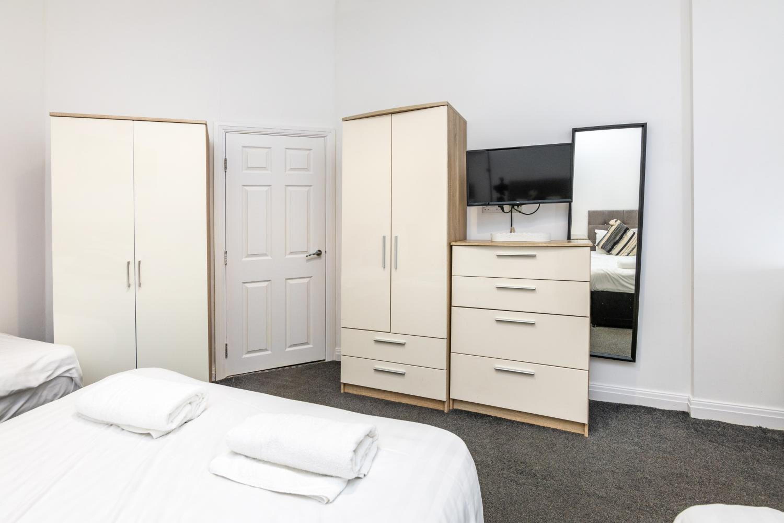 Newly Furnished Close to City Centre in Leeds with Secure Parking