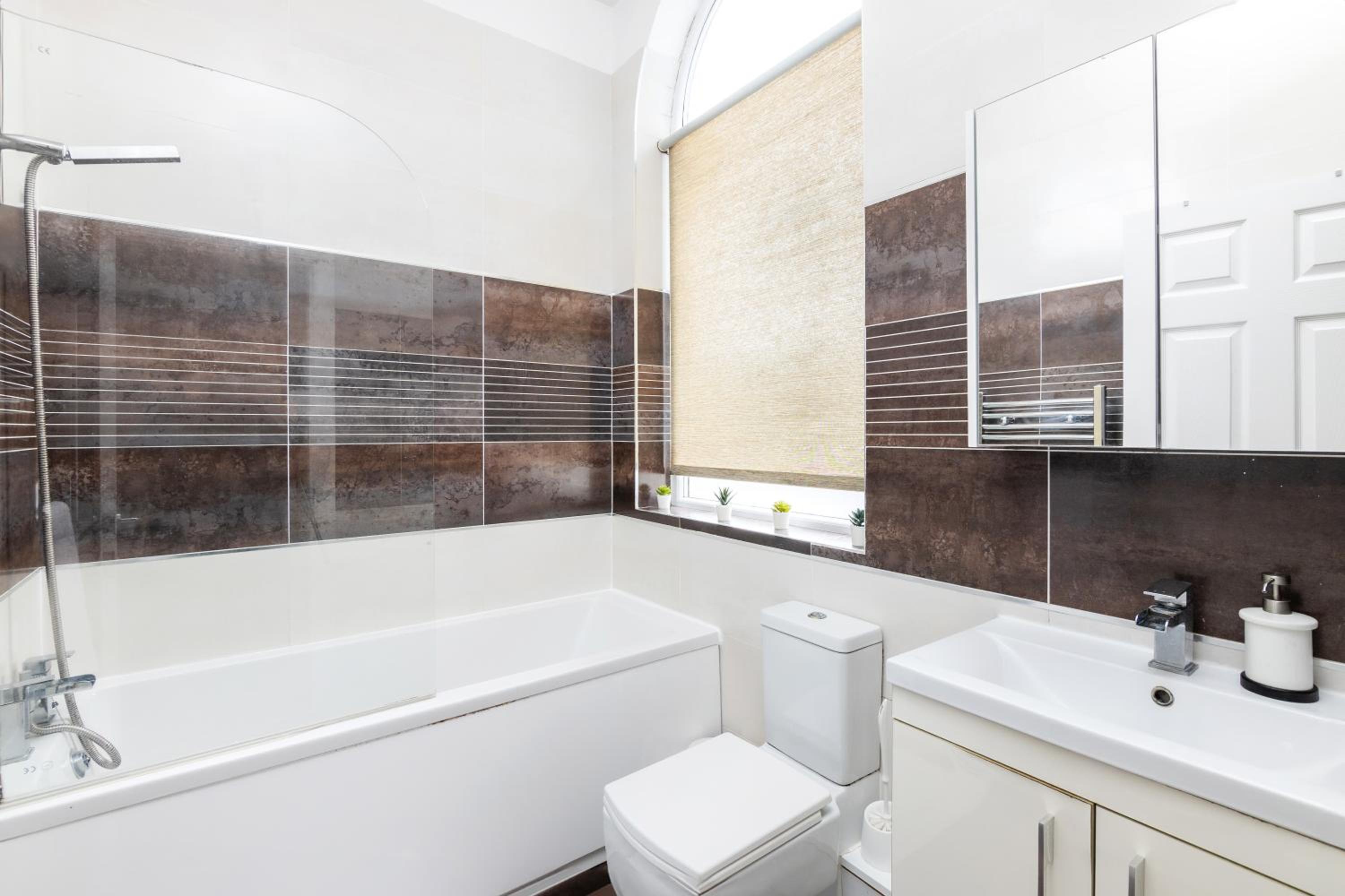 Newly Furnished Close to City Centre in Leeds with Secure Parking