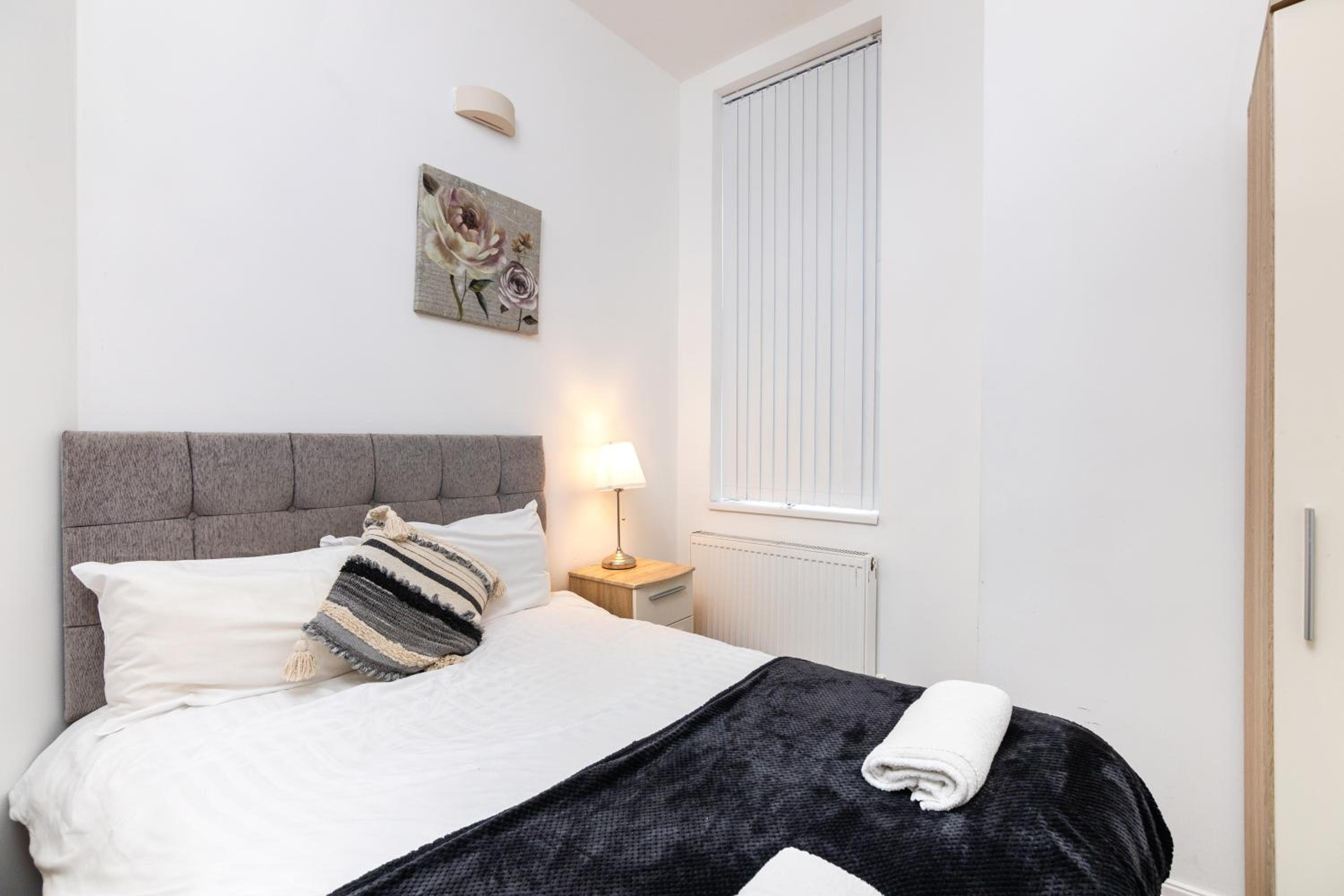 Newly Furnished Close to City Centre in Leeds with Secure Parking