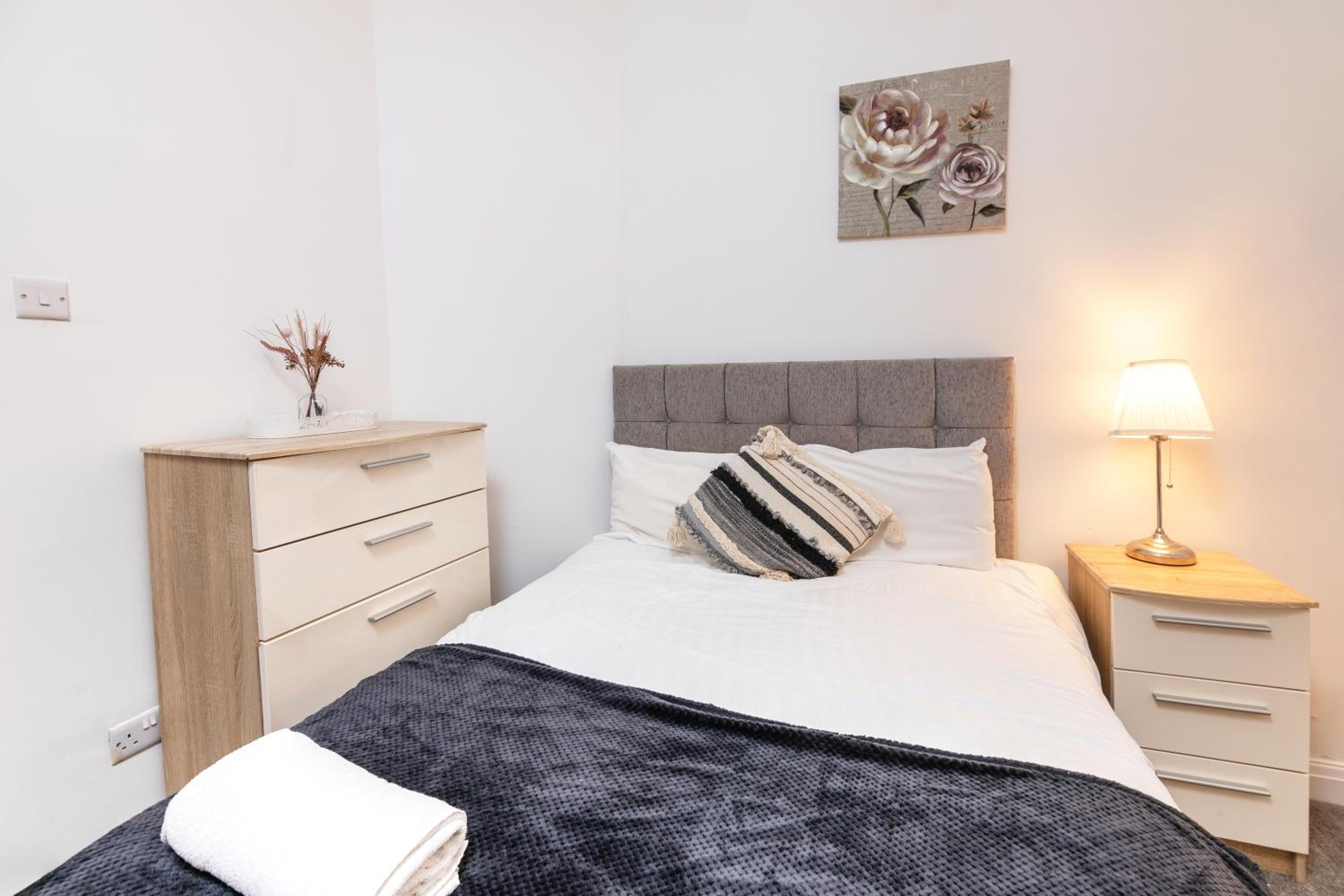 Newly Furnished Close to City Centre in Leeds with Secure Parking