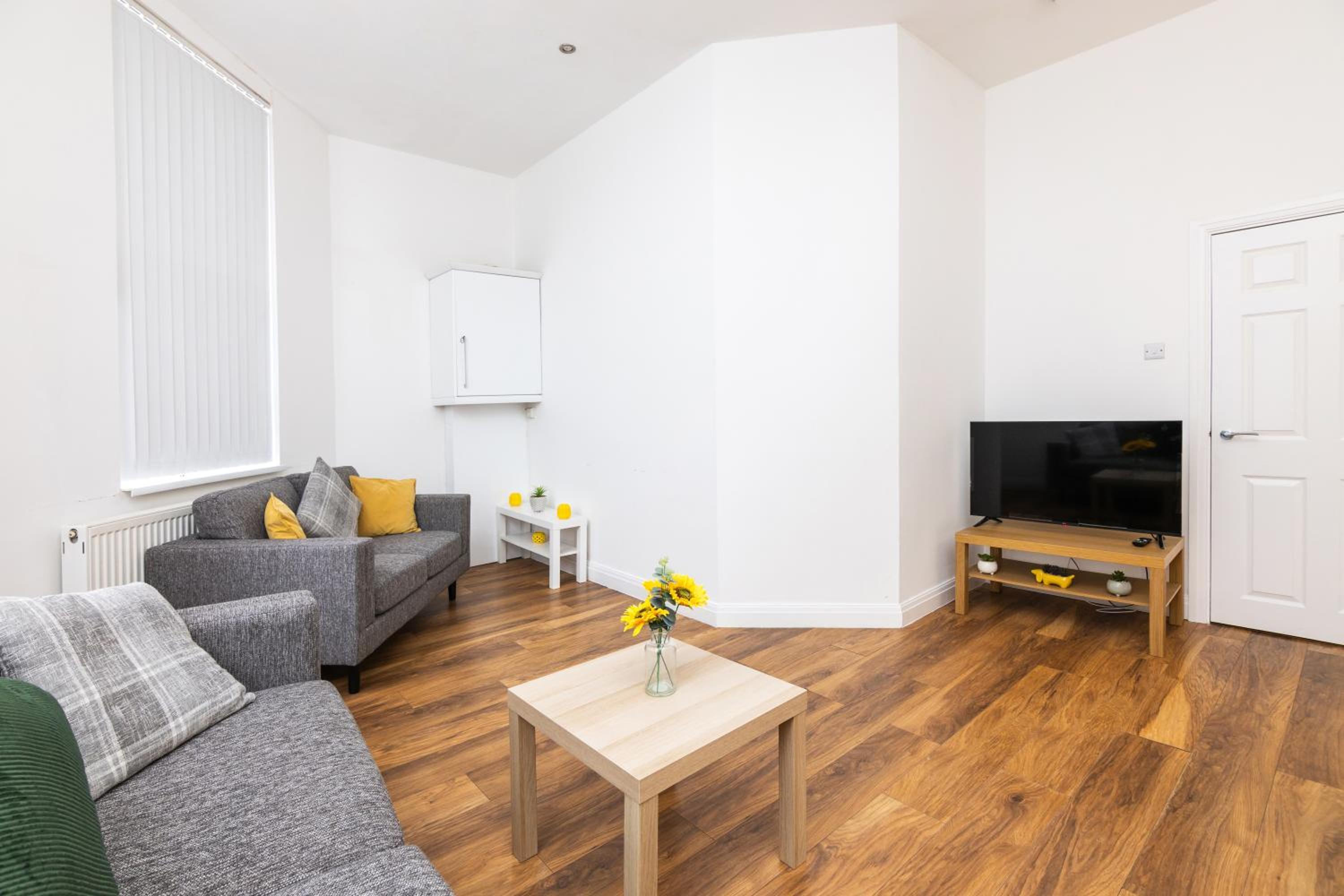 Newly Furnished Close to City Centre in Leeds with Secure Parking